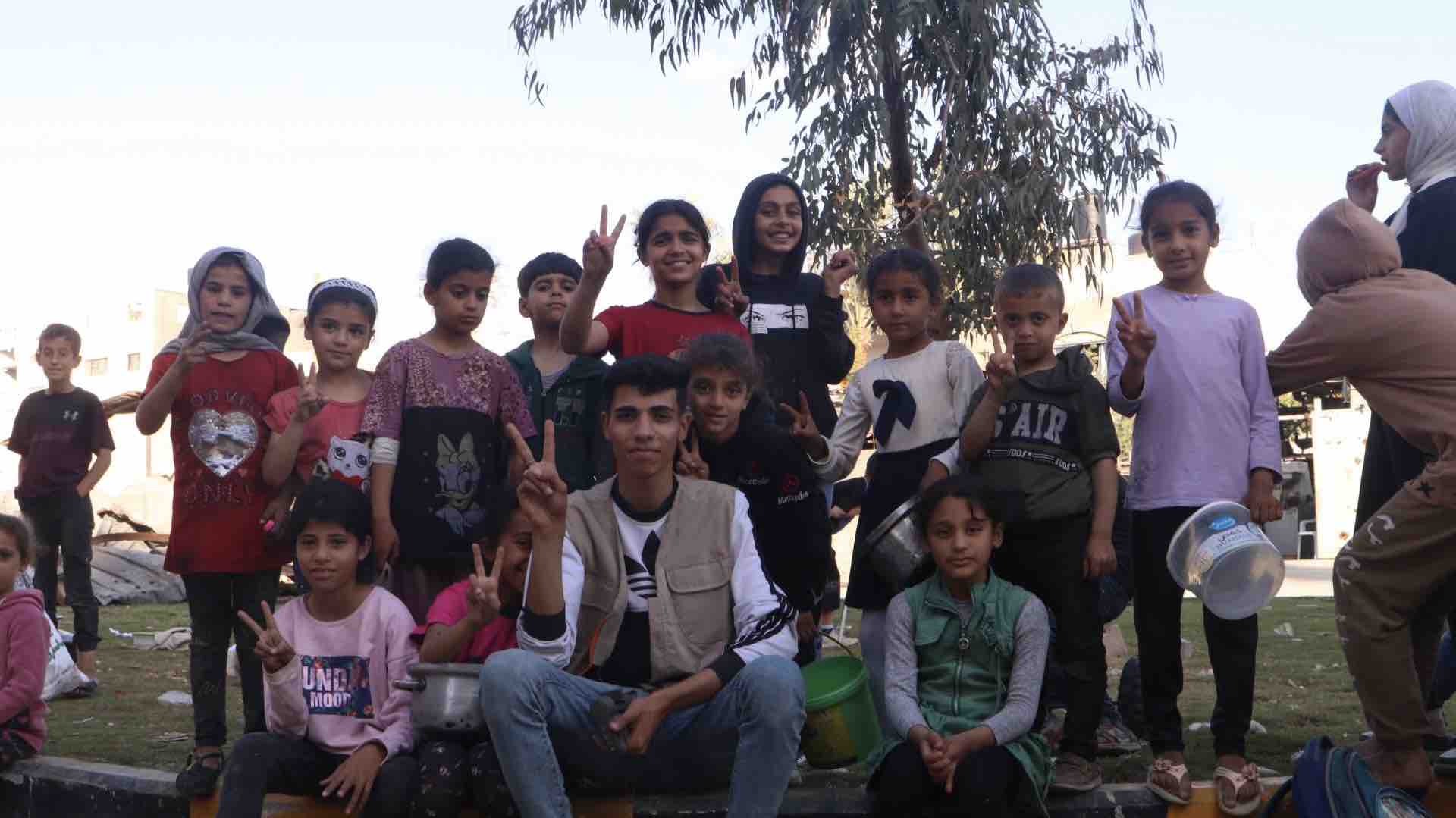 let's help Mohamed take care of his family photo