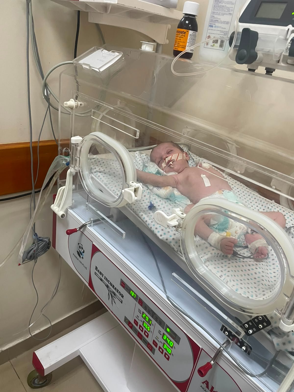 Little Layla from Gaza needs urgent medical care abroad. campaign photo, 2 of 8