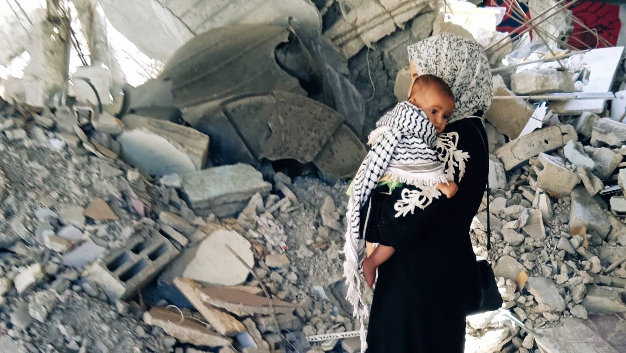 Help Nada and her family evacuate Gaza photo