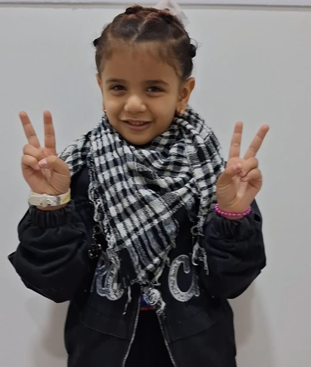 Support Reem and her five children during their displacement campaign photo, 2 of 8