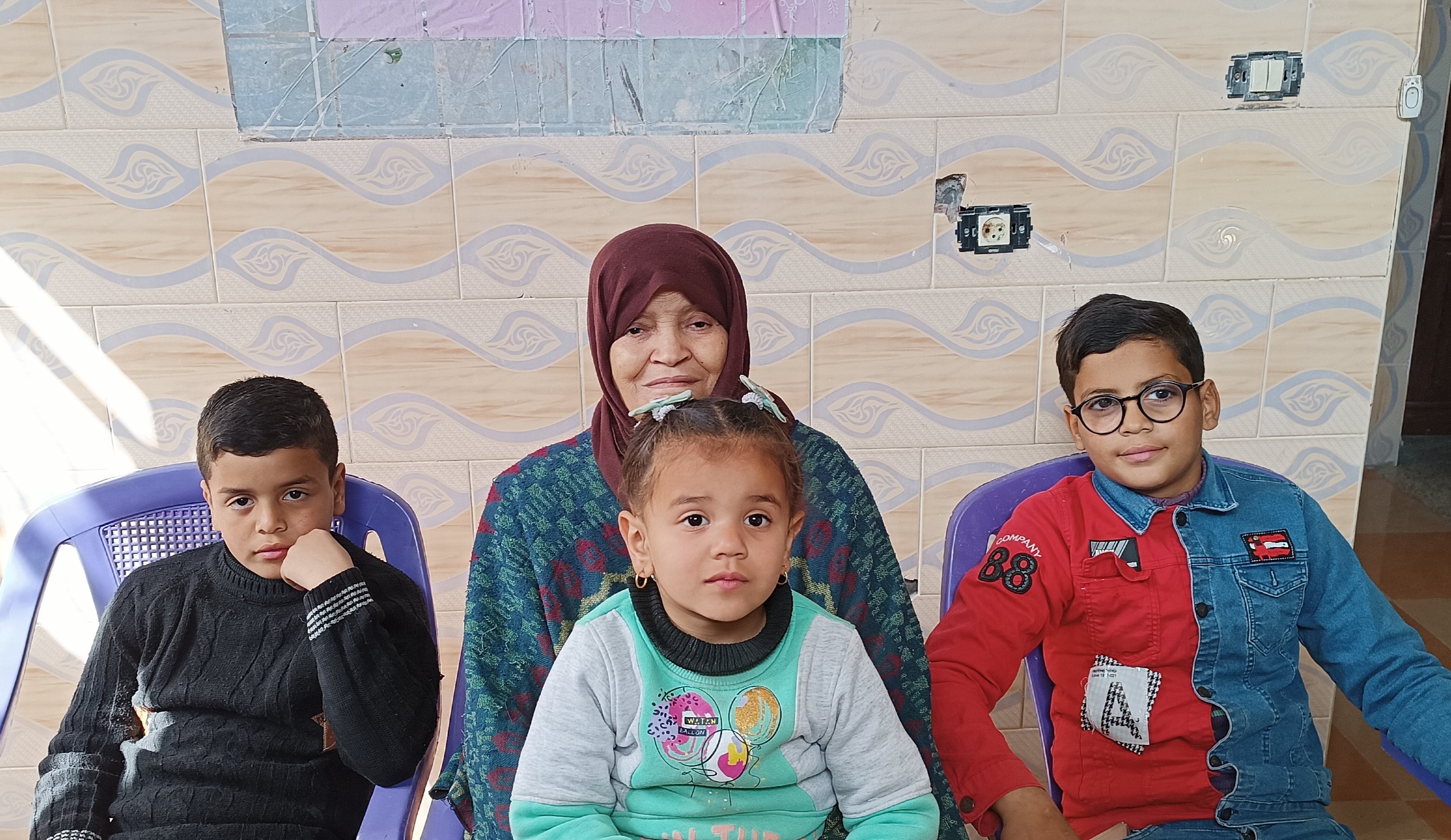 Support Reem and her five children during their displacement campaign photo, 6 of 8