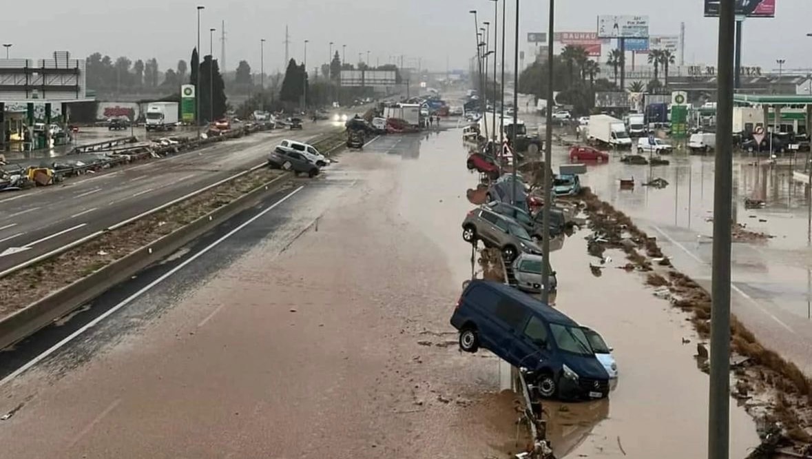 AYUDA DAMNIFICADOS POR EL DANA EN VALENCIA photo