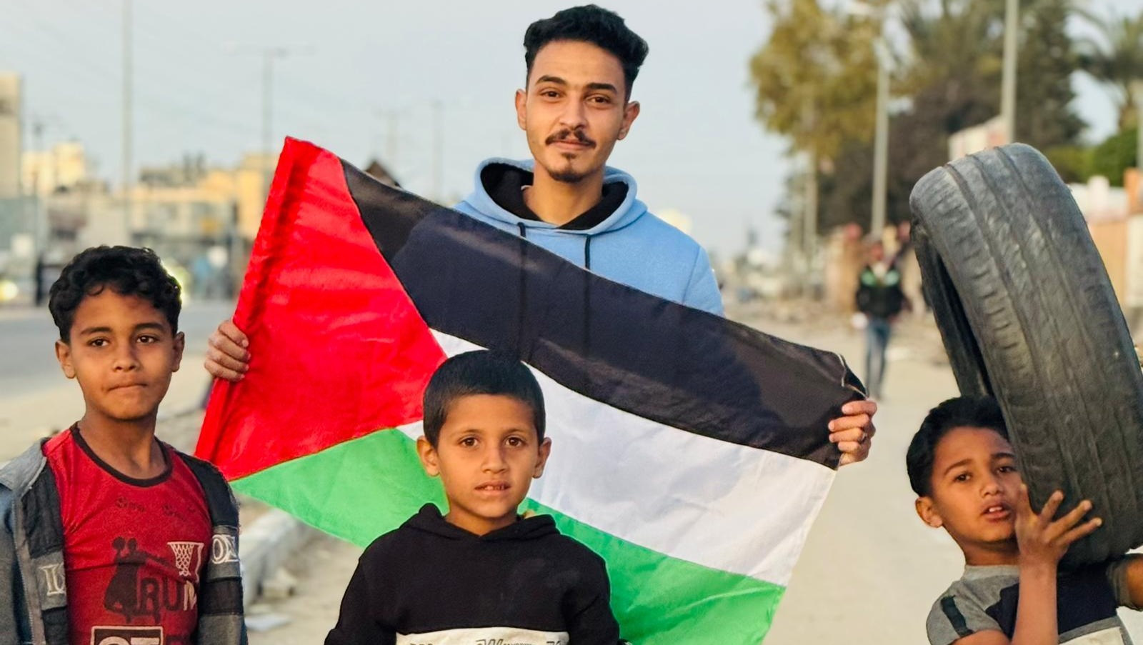 Help Allam Survive in Gaza: Food and Shelter Needed photo