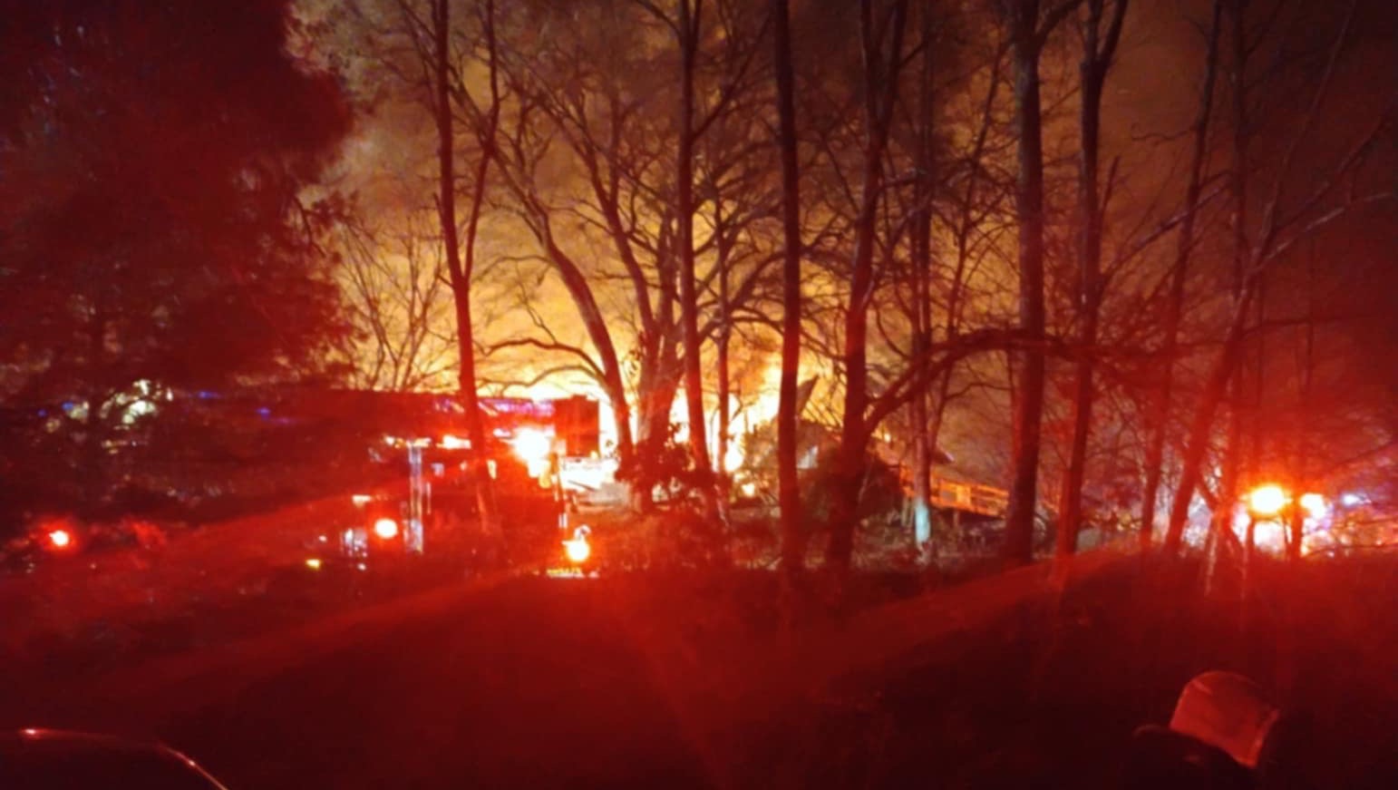 Home saved from wildfire in Floyd County after firefighters and deputy  battle flames, image size:1542x871