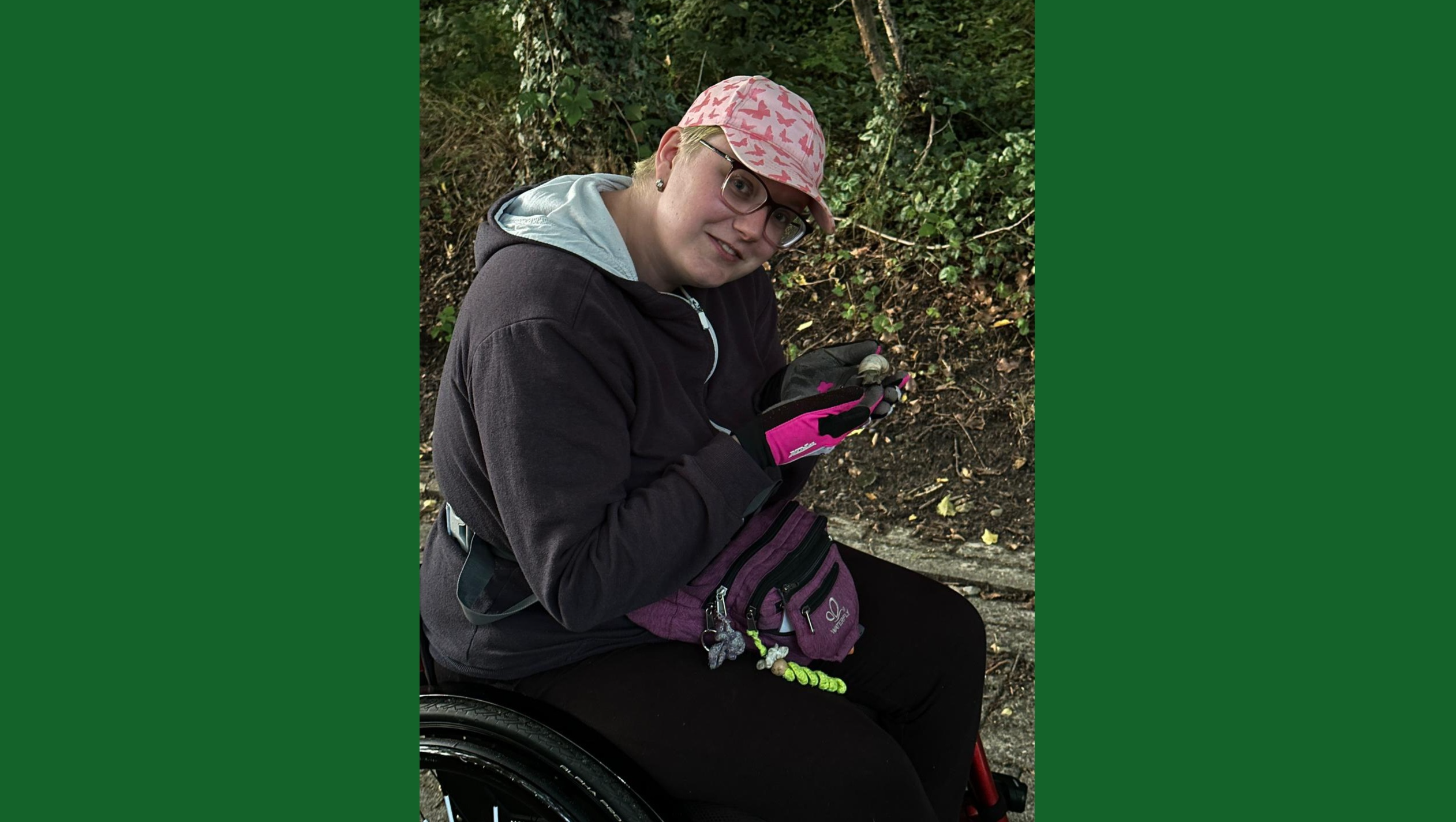 Help mijn dochter aan een rolstoel met hulpmotor photo