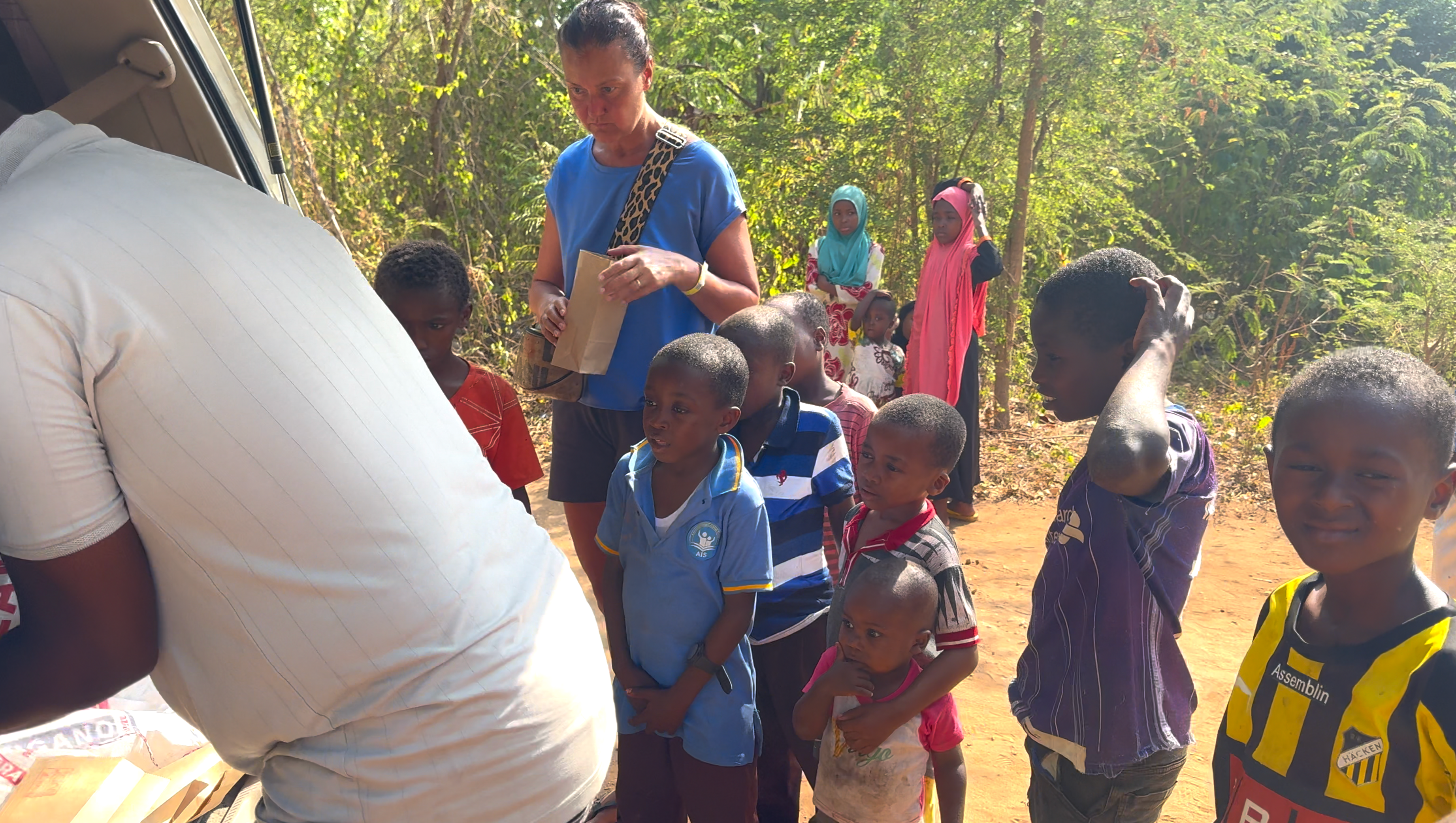 Dona un pasto ai bambini di Kendwa a Zanzibar photo