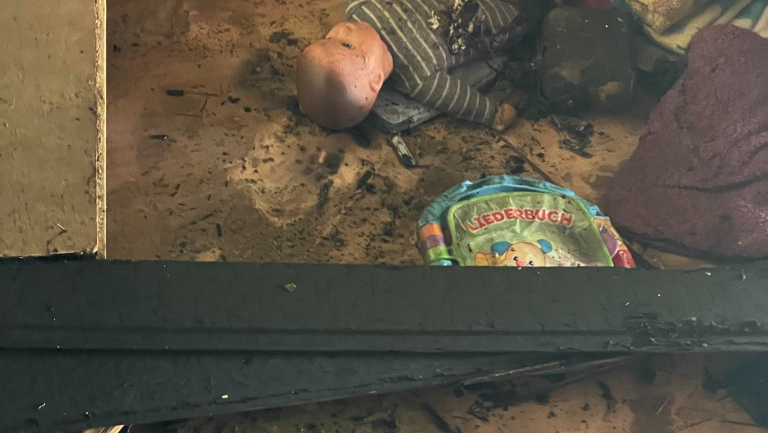 Feuer zerstört Zuhause einer Familie mit 3 Kindern photo