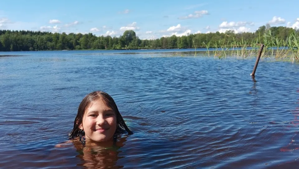 help send sound guy's daughter to family overseas photo