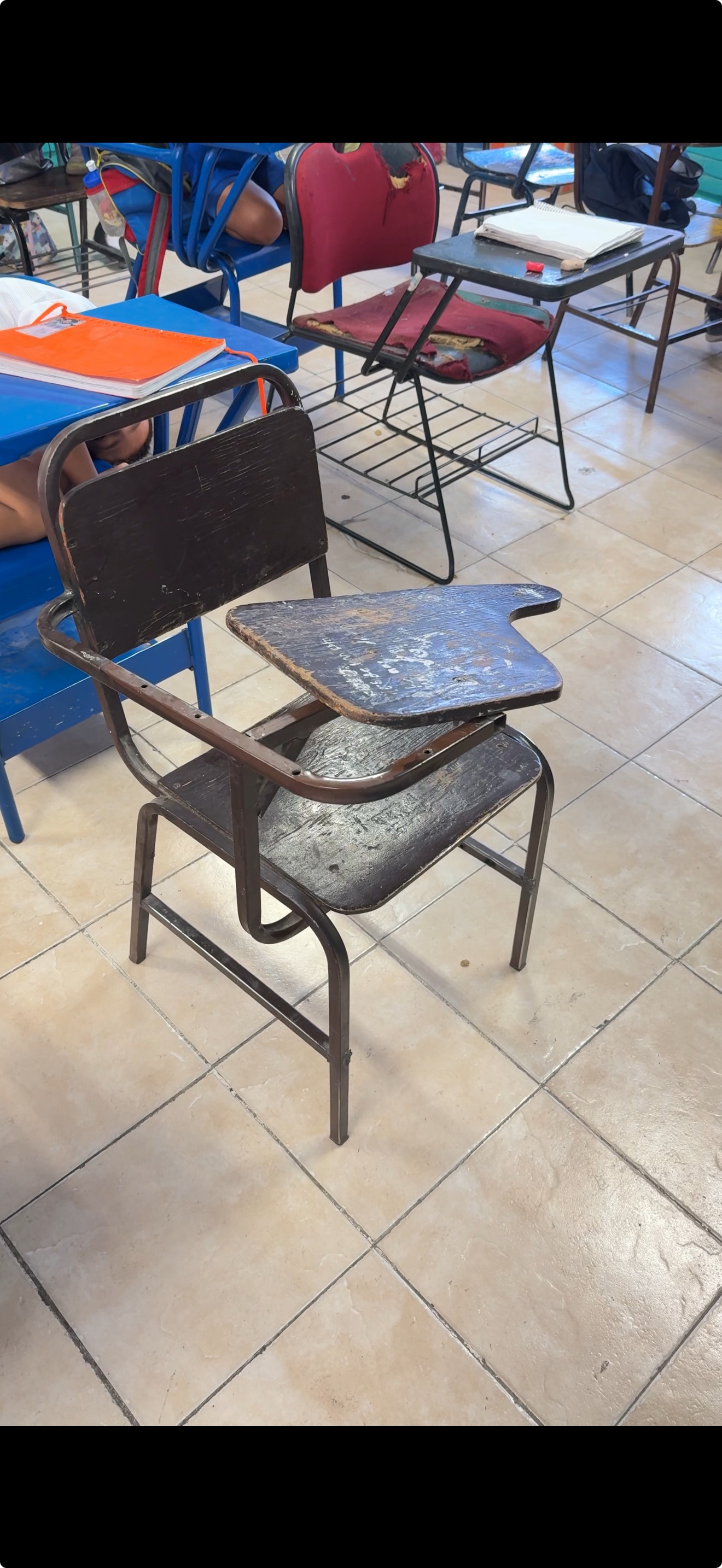 Reemplazar pupitres en escuela rural campaign photo, 2 of 8