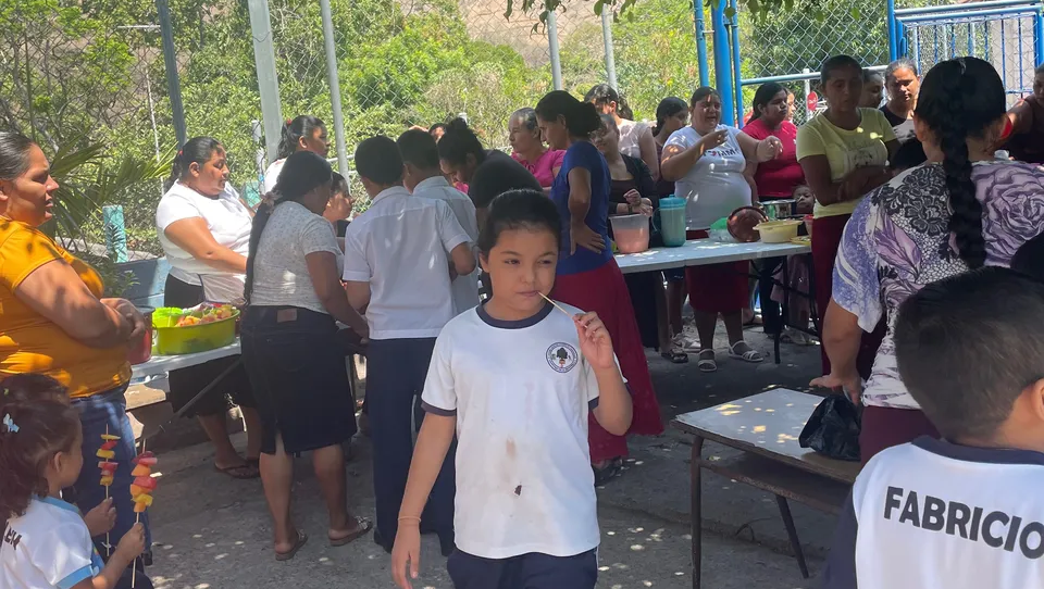 Help Deylis renovate school kitchen in El Salvador photo