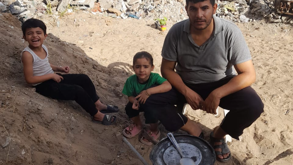 Help Ahlam's family and children get food and drink. photo
