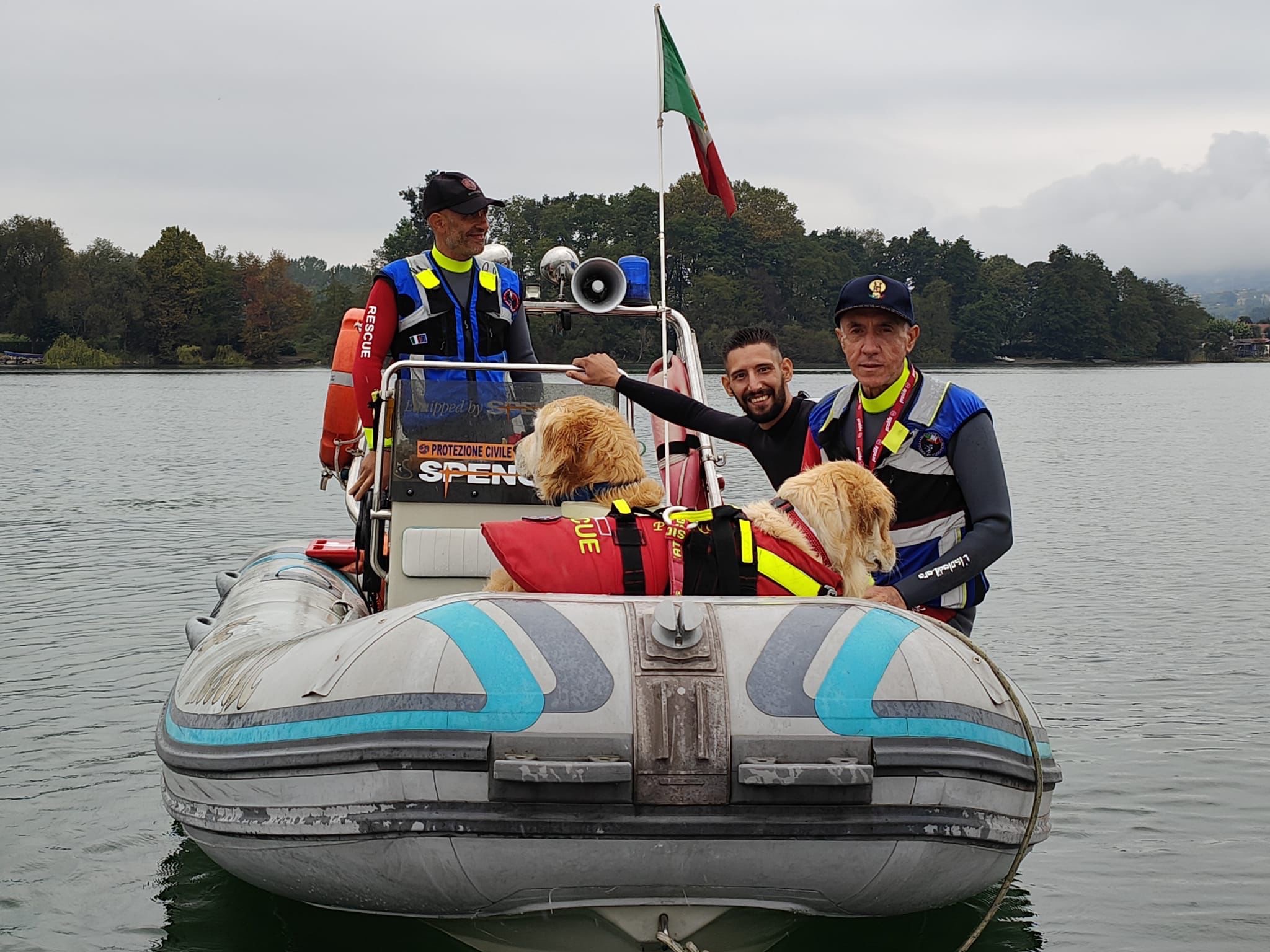 un motore per il gommone dei cani bagnino campaign photo, 4 of 8
