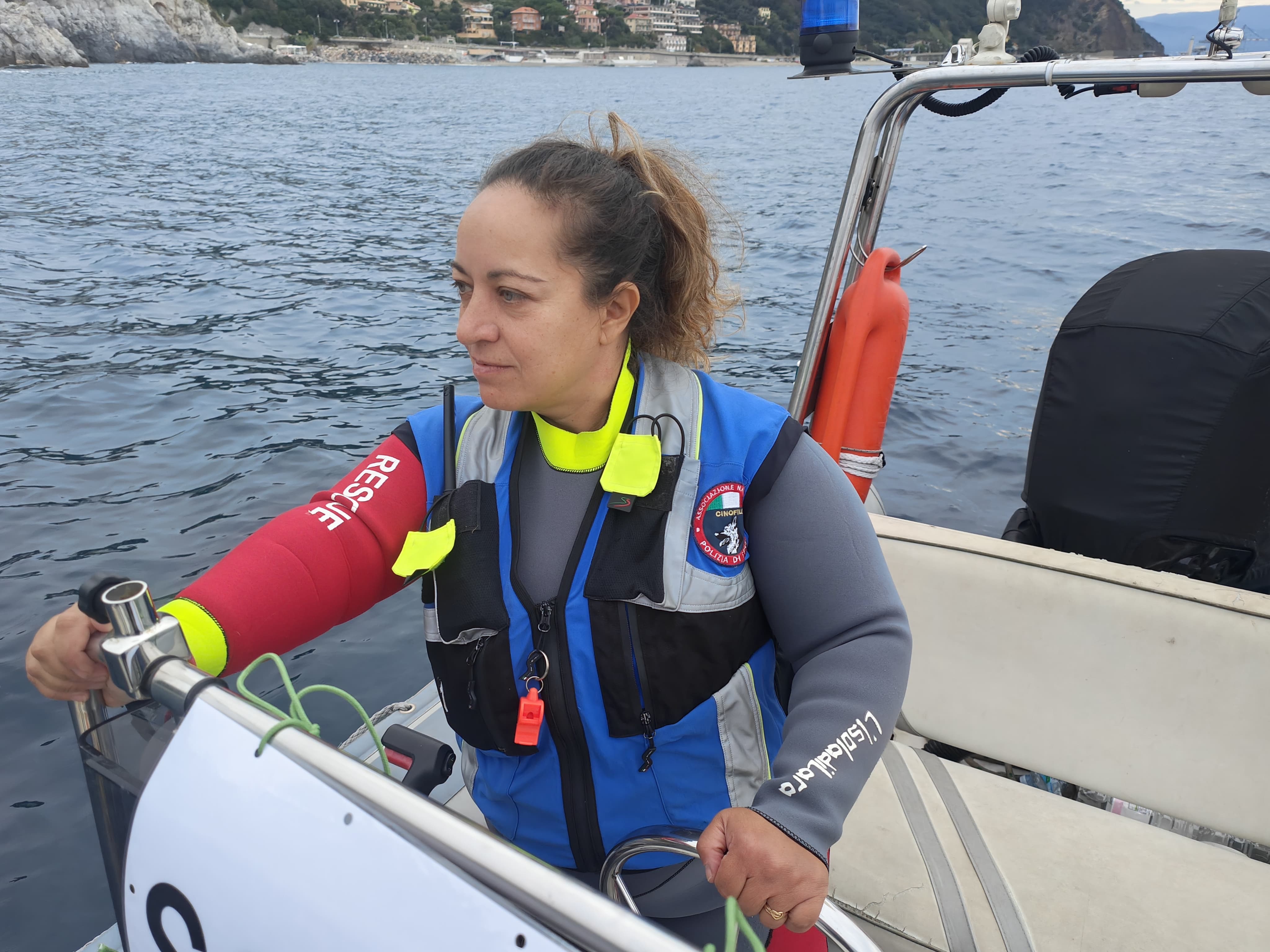un motore per il gommone dei cani bagnino campaign photo, 6 of 8