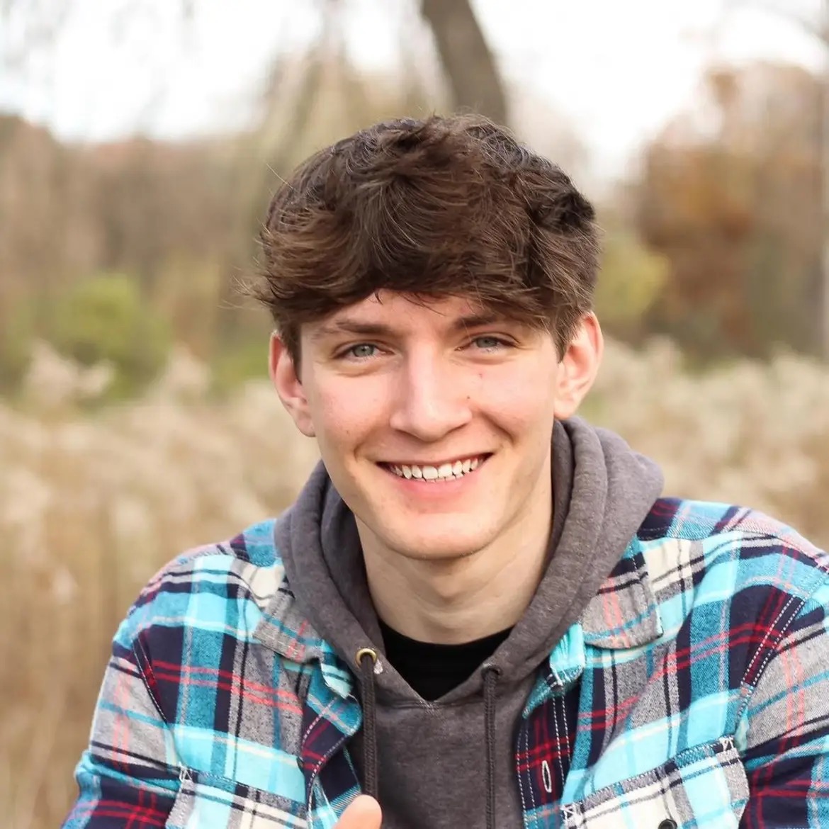 peytonです。 Actress Peyton List greets fans on the purple carpet at Stockton