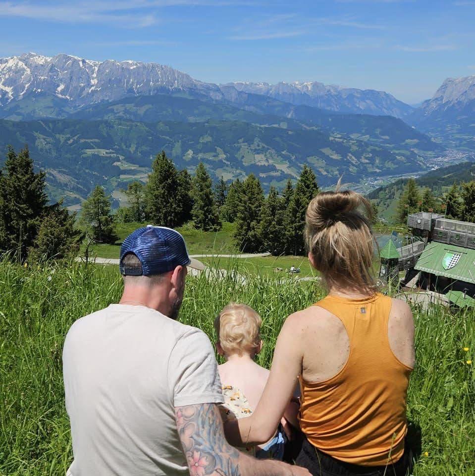 Eine junge Mutter verliert den Kampf. campaign photo, 4 of 5