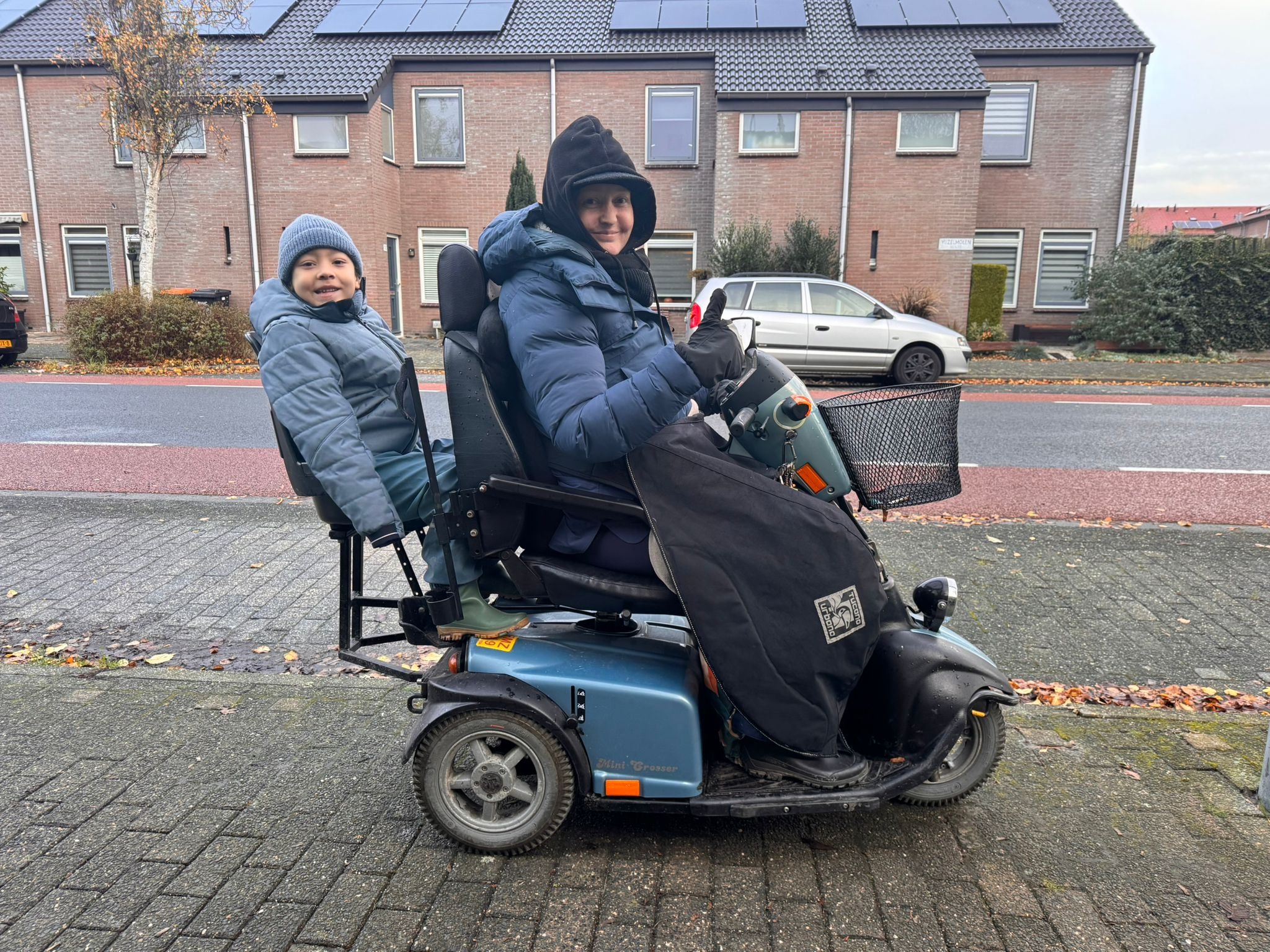 Help Maamke weer zelfstandig naar buiten met haar zoontje campaign photo, 8 of 9