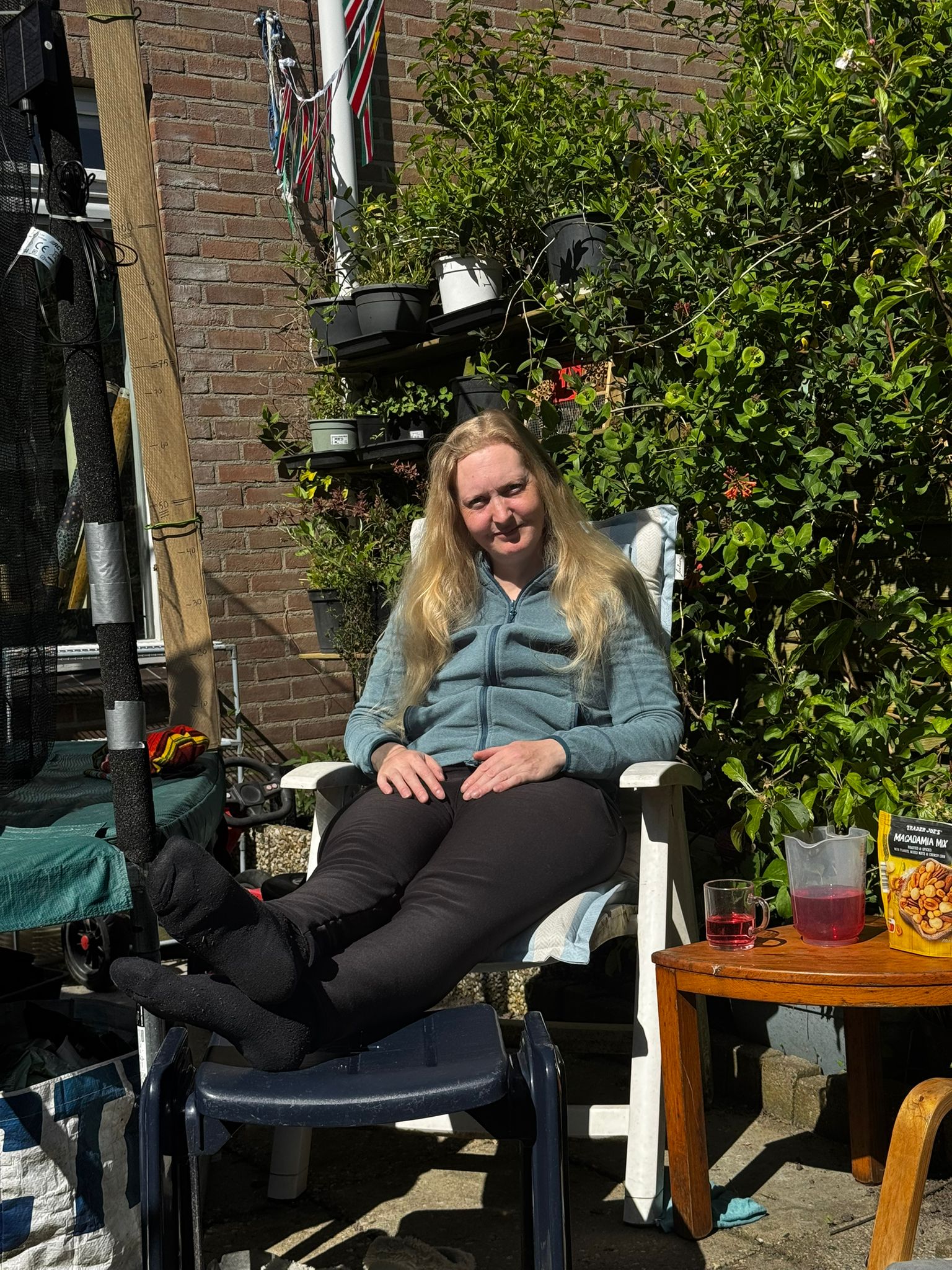 Help Maamke weer zelfstandig naar buiten met haar zoontje campaign photo, 6 of 9