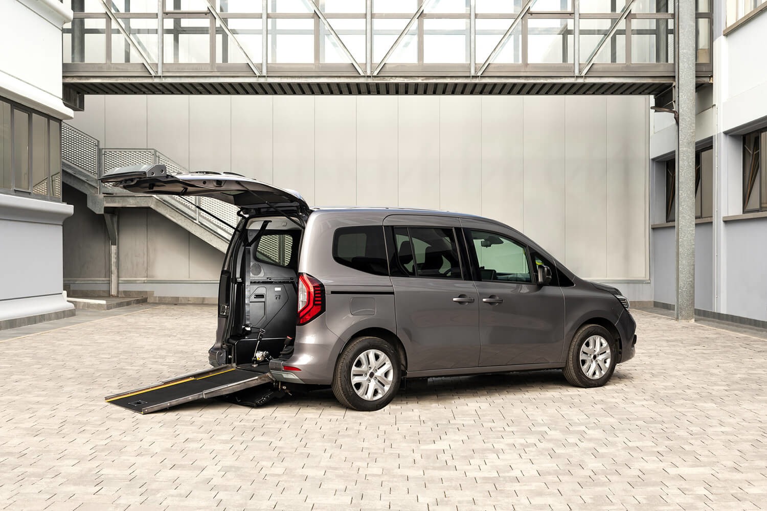 Yakup braucht ein Auto mit Rollstuhlrampe campaign photo, 6 of 7