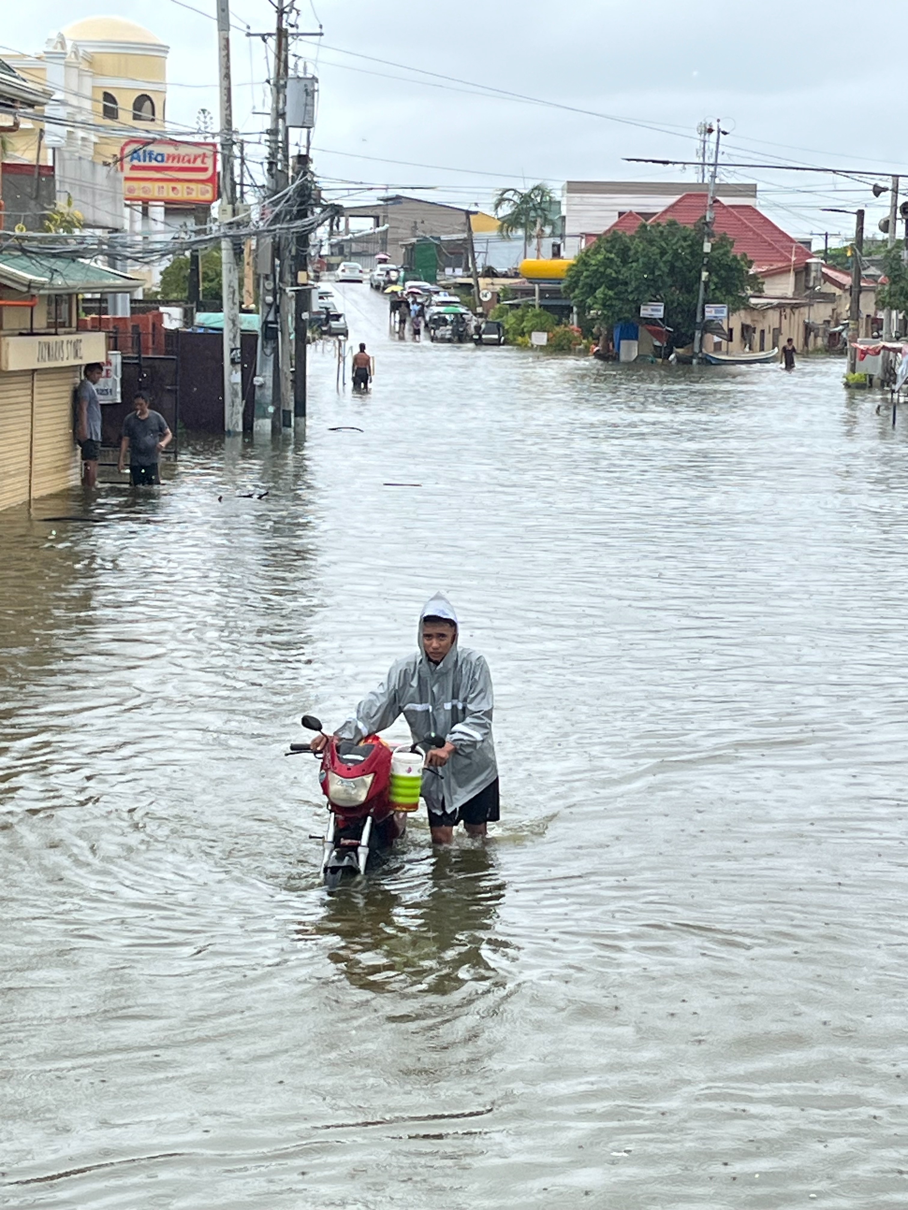 Help Barangay Sto. Rosario from the Typhoon and Floods campaign photo, 5 of 8