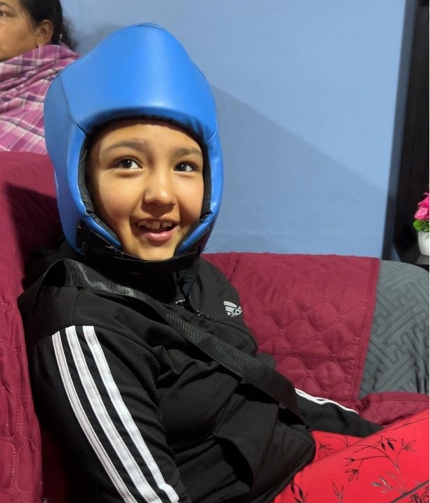Sofía usa un casco de box para los golpes que le da la vida! campaign photo, 2 of 4