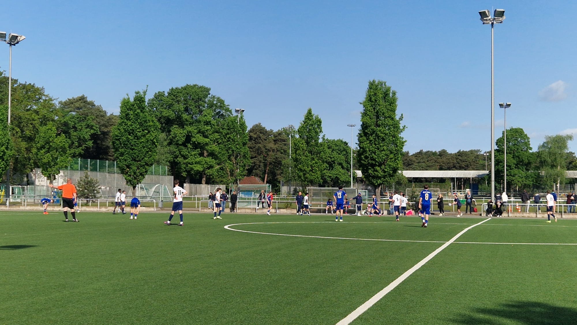 Help English FC Berlin boys kit up for the new season campaign photo, 5 of 8