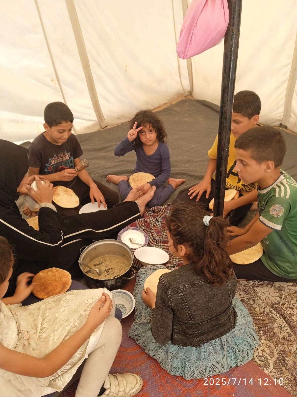 Una famiglia di Gaza city con sei bambini potrà mangiare campaign photo, 4 of 6