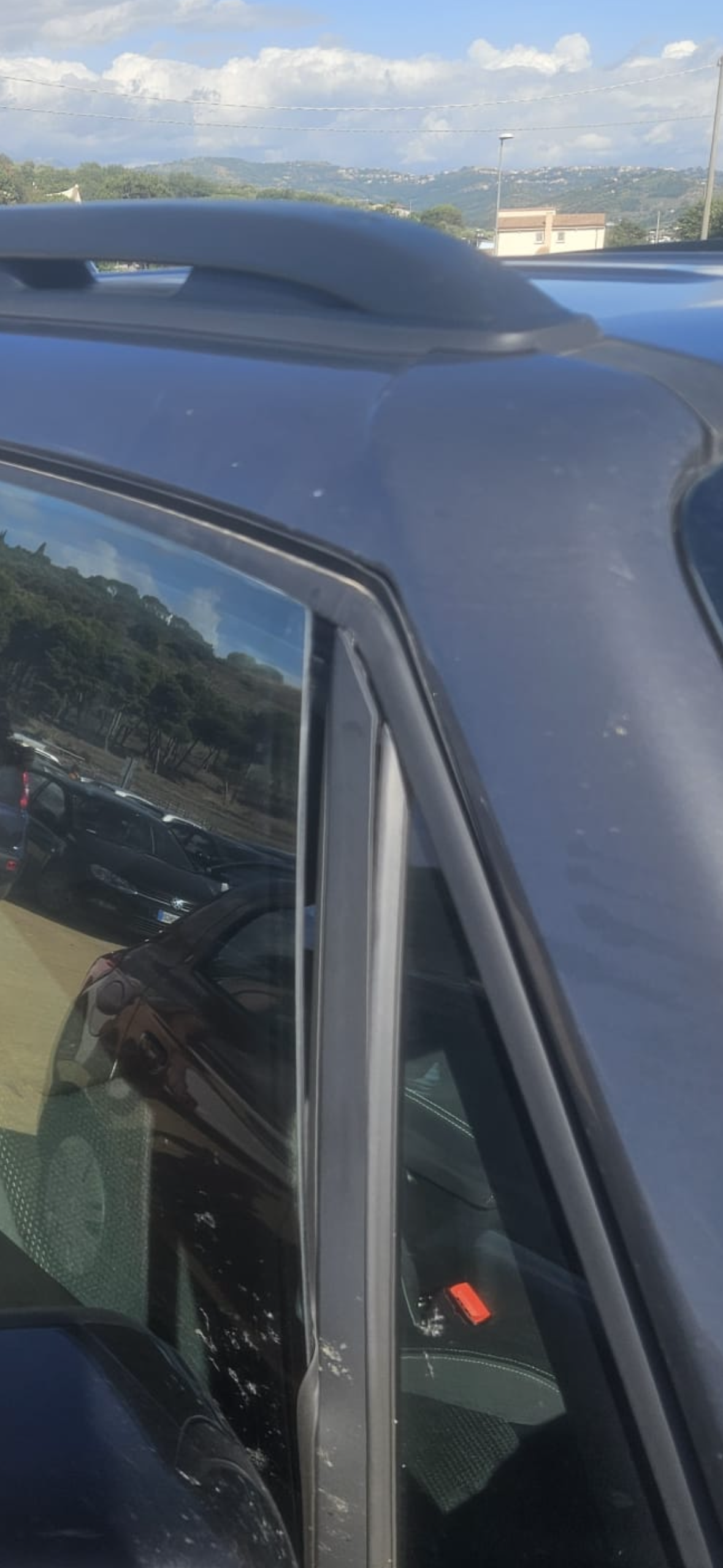 Mi hanno rubato tutto dalla macchina su cui viaggiavo campaign photo, 7 of 7