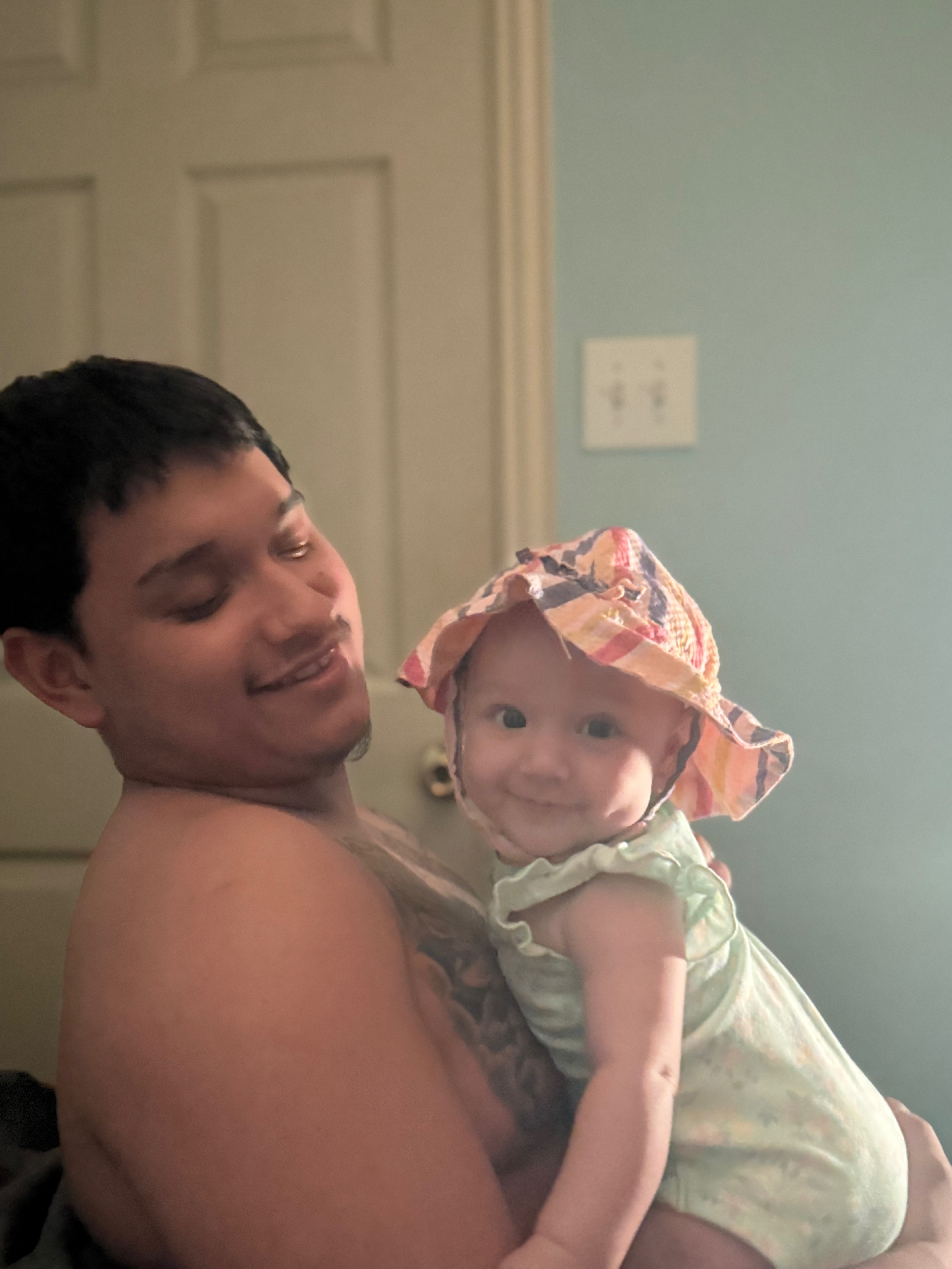 AYUDA A ESTE PADRE A REENCONTRARSE CON SU BEBÉ campaign photo, 5 of 8