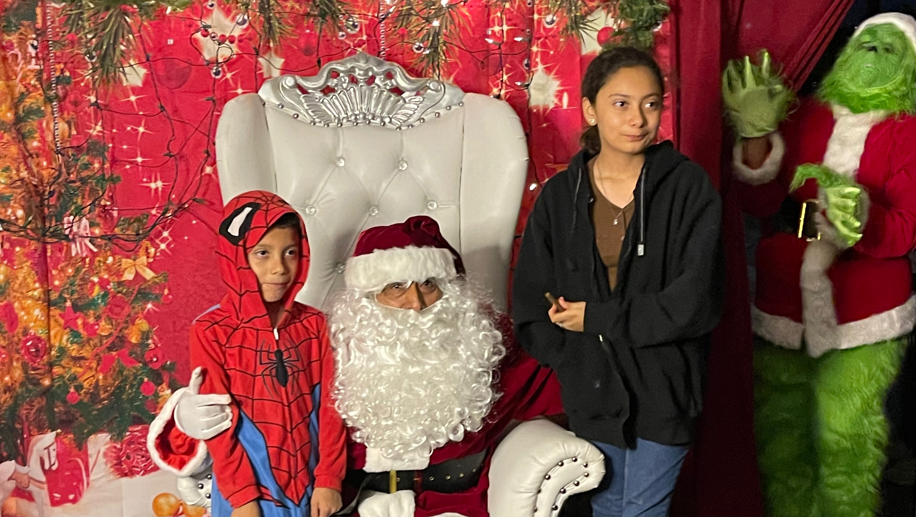 Regala una sonrisa esta Navidad a Ninos y Abuelitos pinned link photo