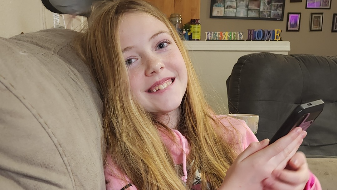 Help Jason's journey in providing his daughters new room photo