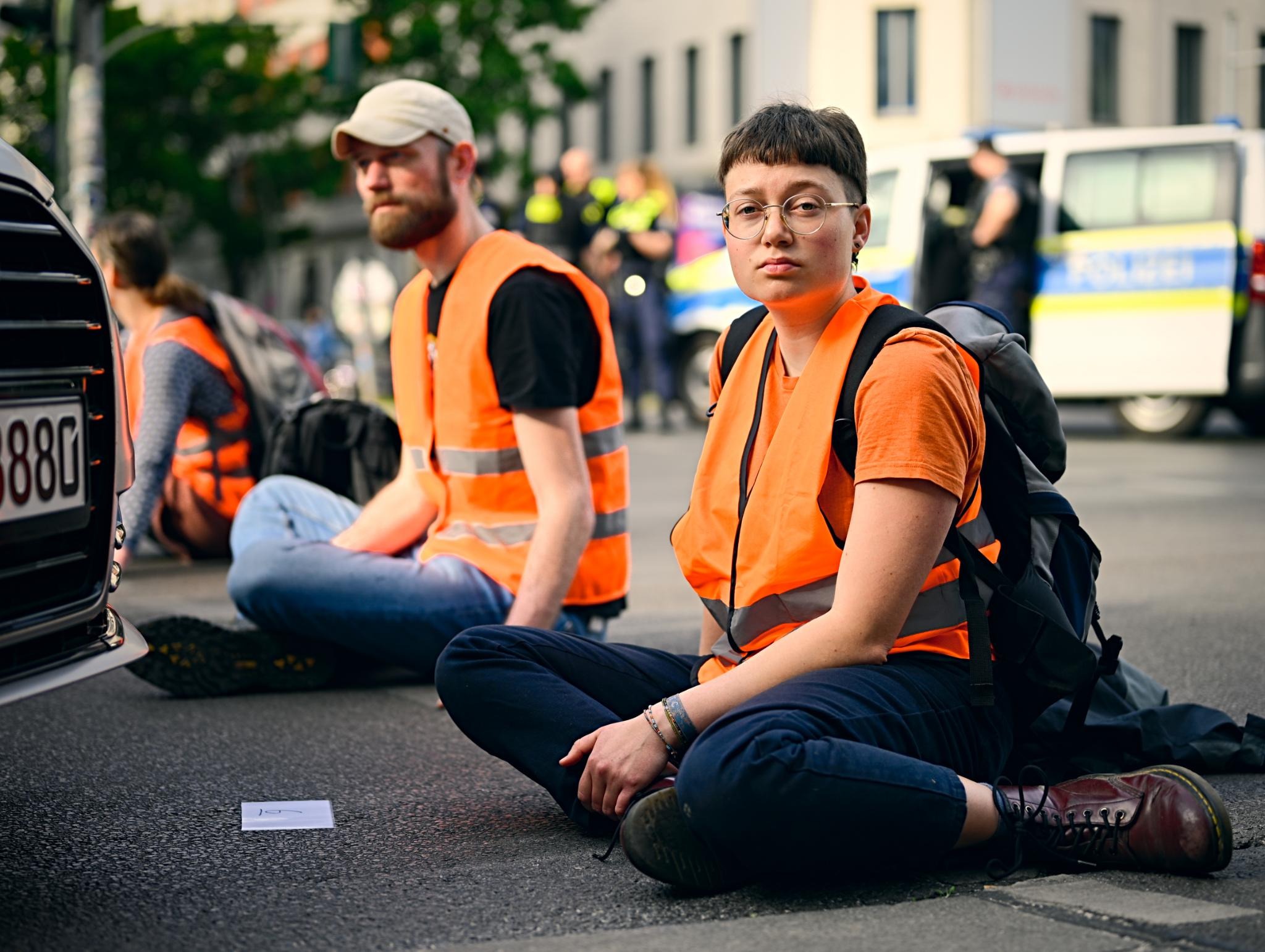 35 Grad im Gerichtssaal campaign photo, 2 of 4