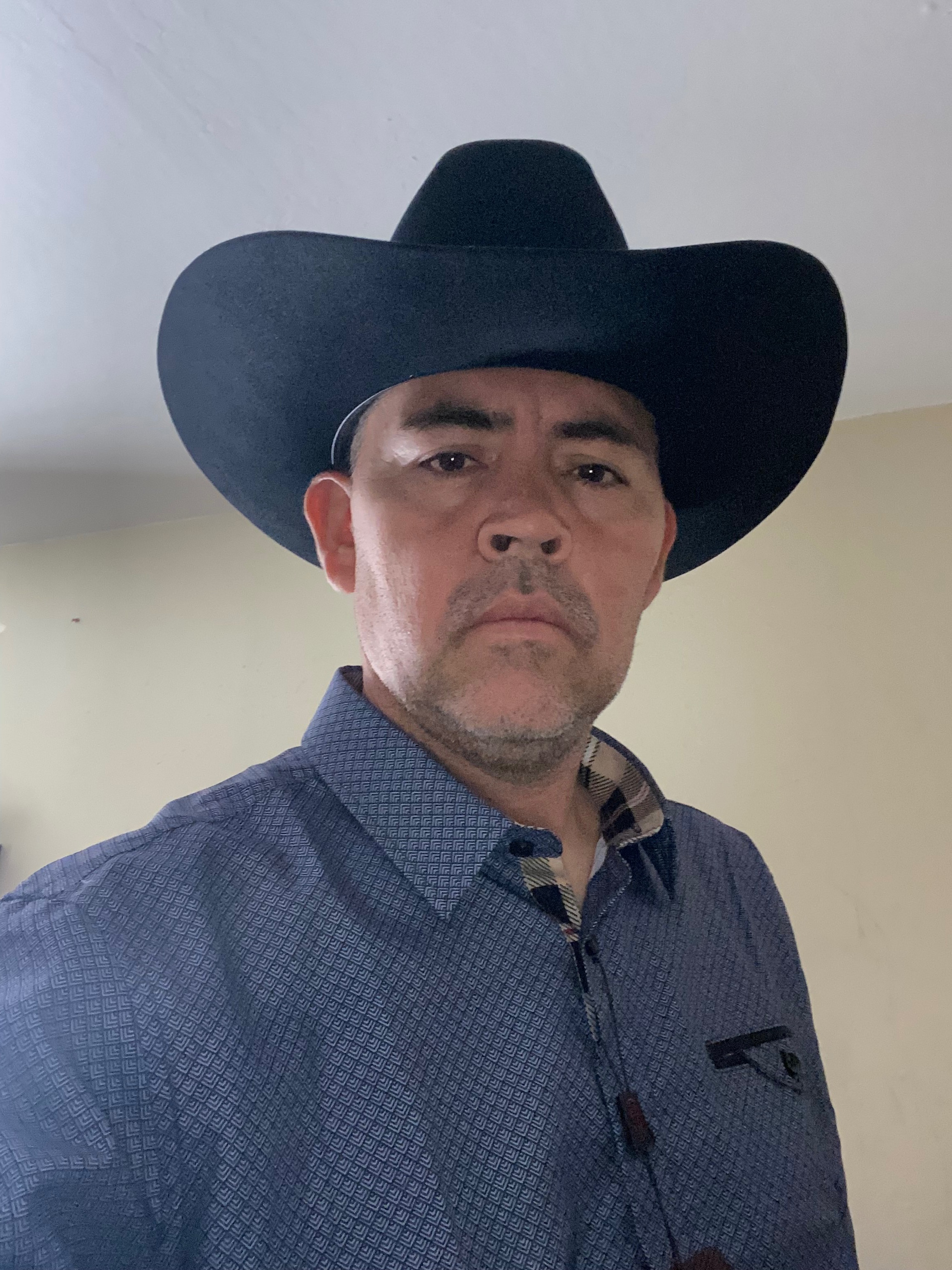 Eulogio Flores. Esposo, padre, hermano, amigo, hijo campaign photo, 2 of 4