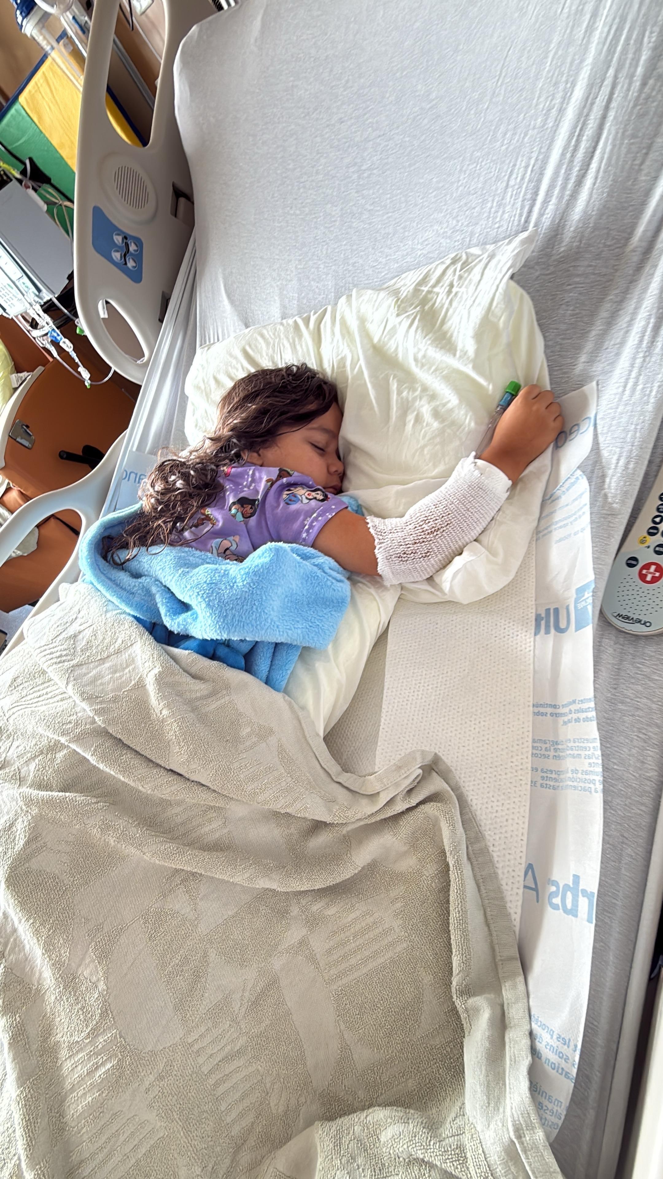 La niña tiene leucemia Cancer en la sangre campaign photo, 2 of 4