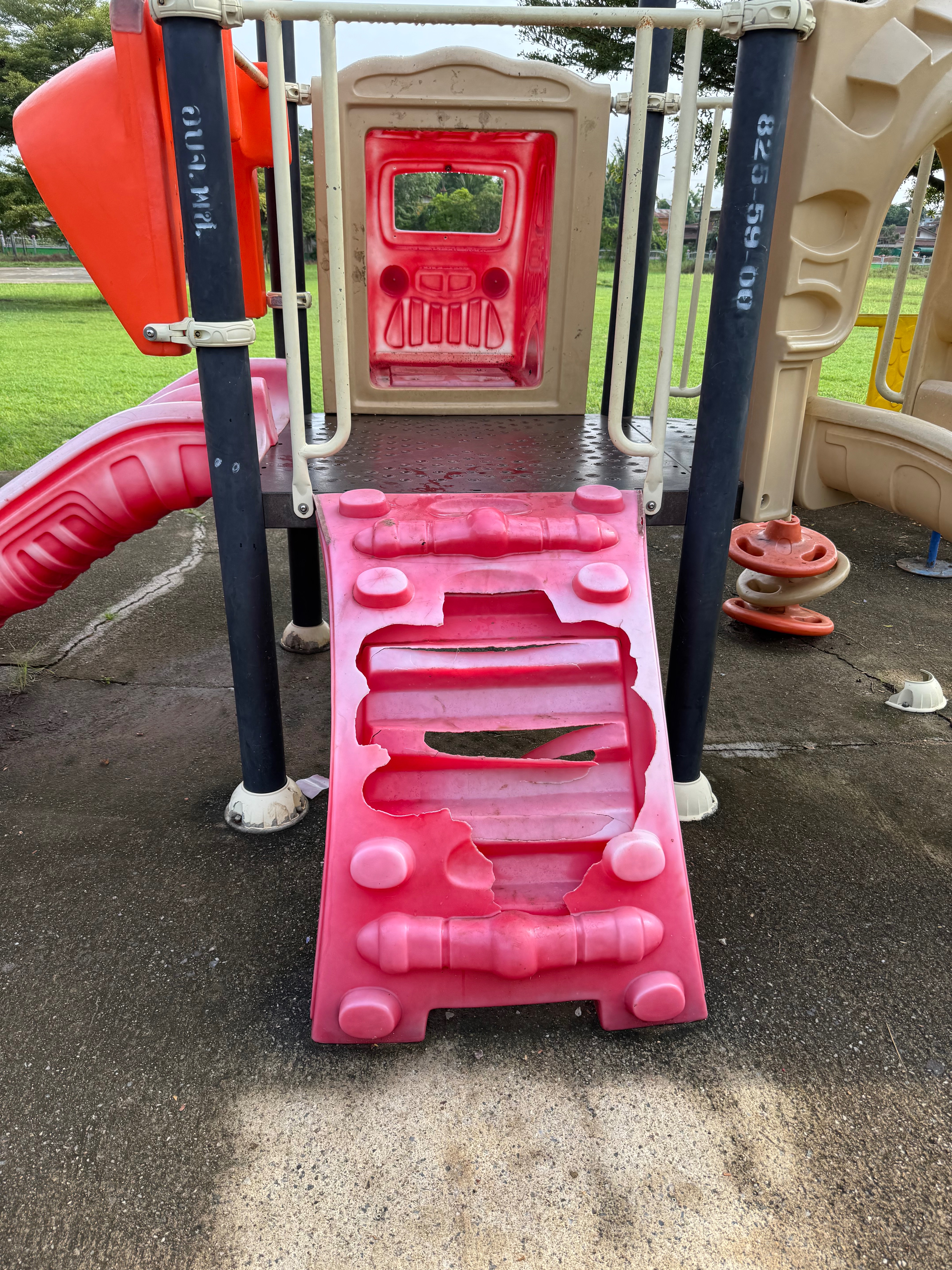 Helfen Sie mit!!! Für einen Kinderspielplatz in Thailand! campaign photo, 2 of 8