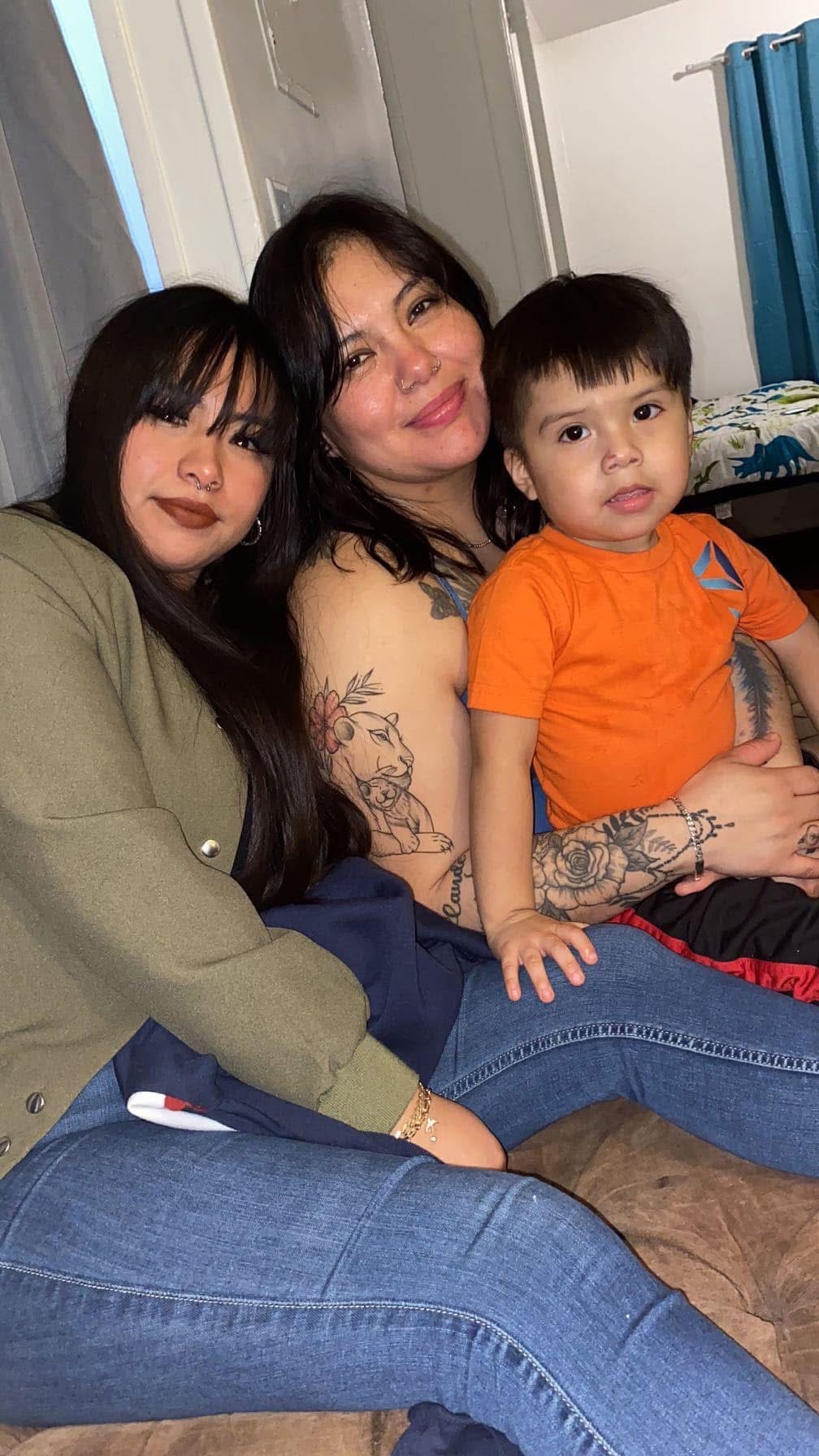 Ayuda a reunir una familia campaign photo, 6 of 7