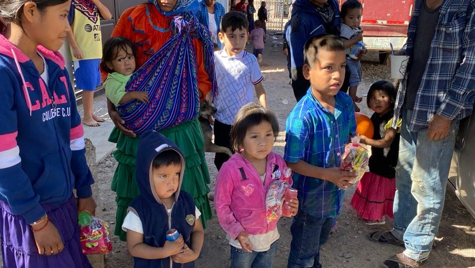 A niños de bajos recursos a tener mochilas y útiles escolare photo