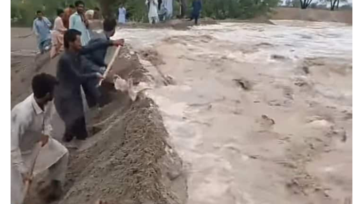 Overstromingen in en rondom Pakistan , voedsel en kleding photo