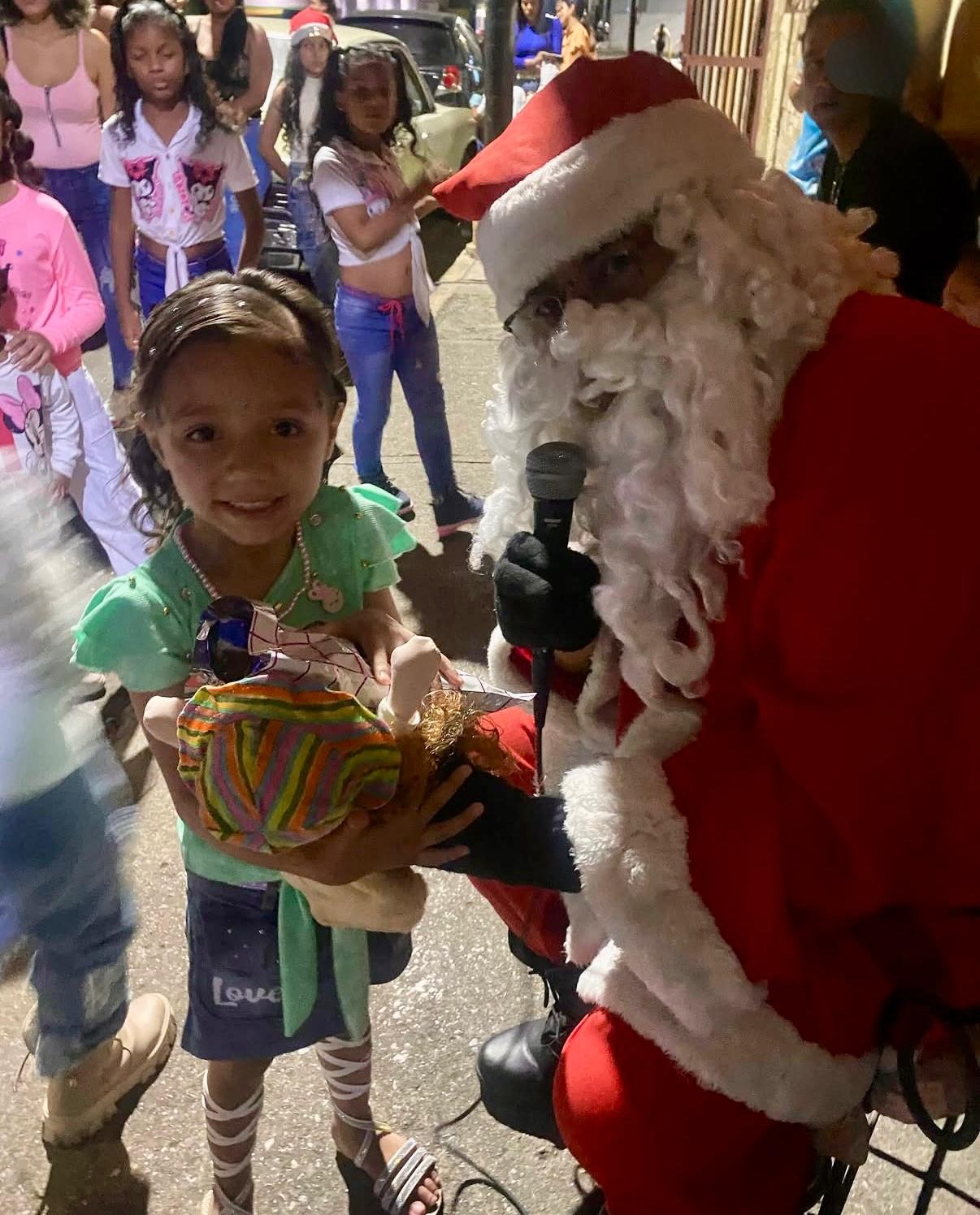 Unidos por la Navidad de los niños de Maracay, Venezuela campaign photo, 7 of 8