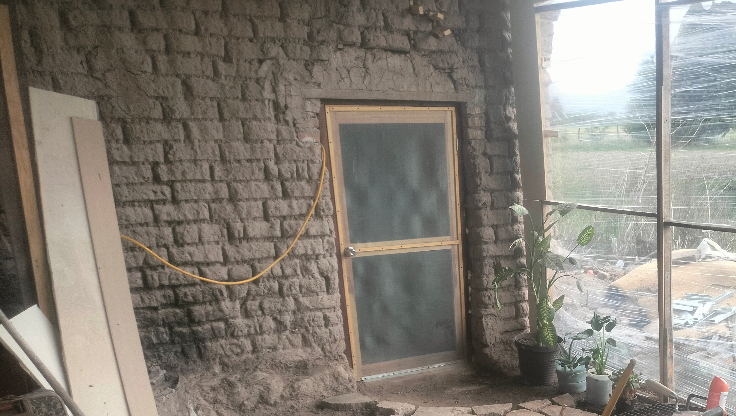 Construir un 1 cuarto de adobe y un baño para mi familia photo