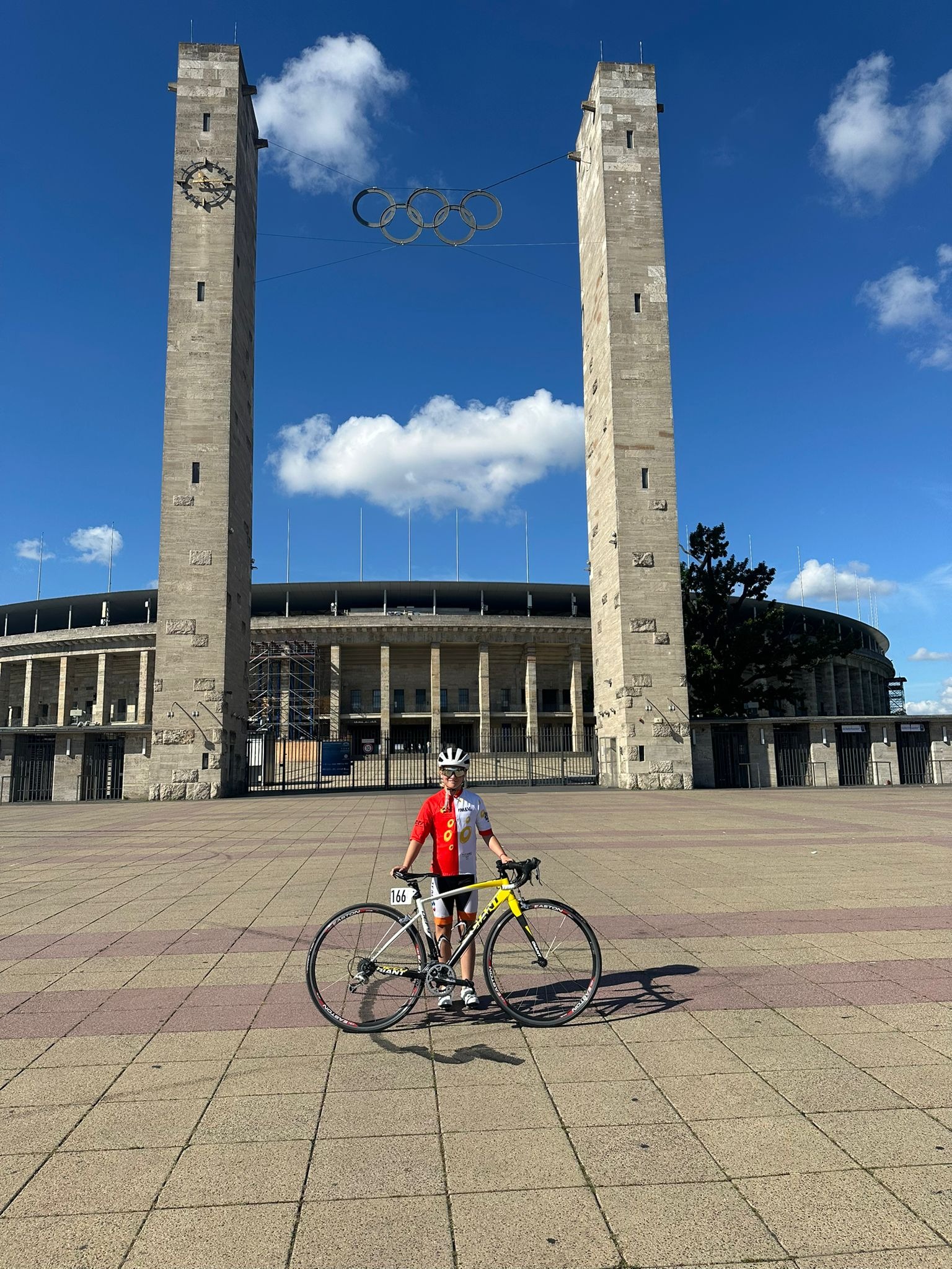 Unterstützt Lara auf ihrem Weg im Radsport campaign photo, 2 of 6