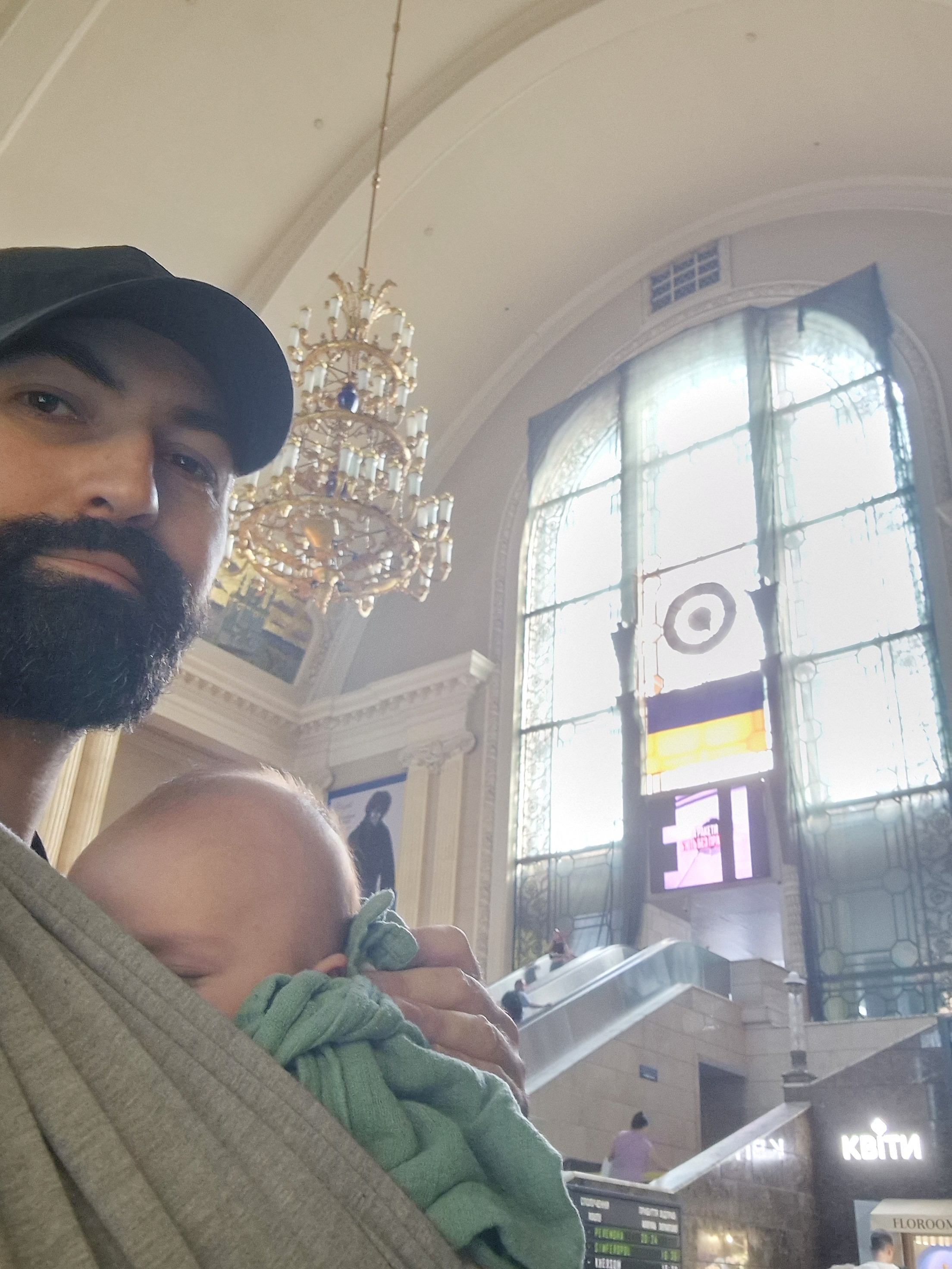 Baby und Vater ohne Mutter in Kiew in akuter Notlage. campaign photo, 2 of 6