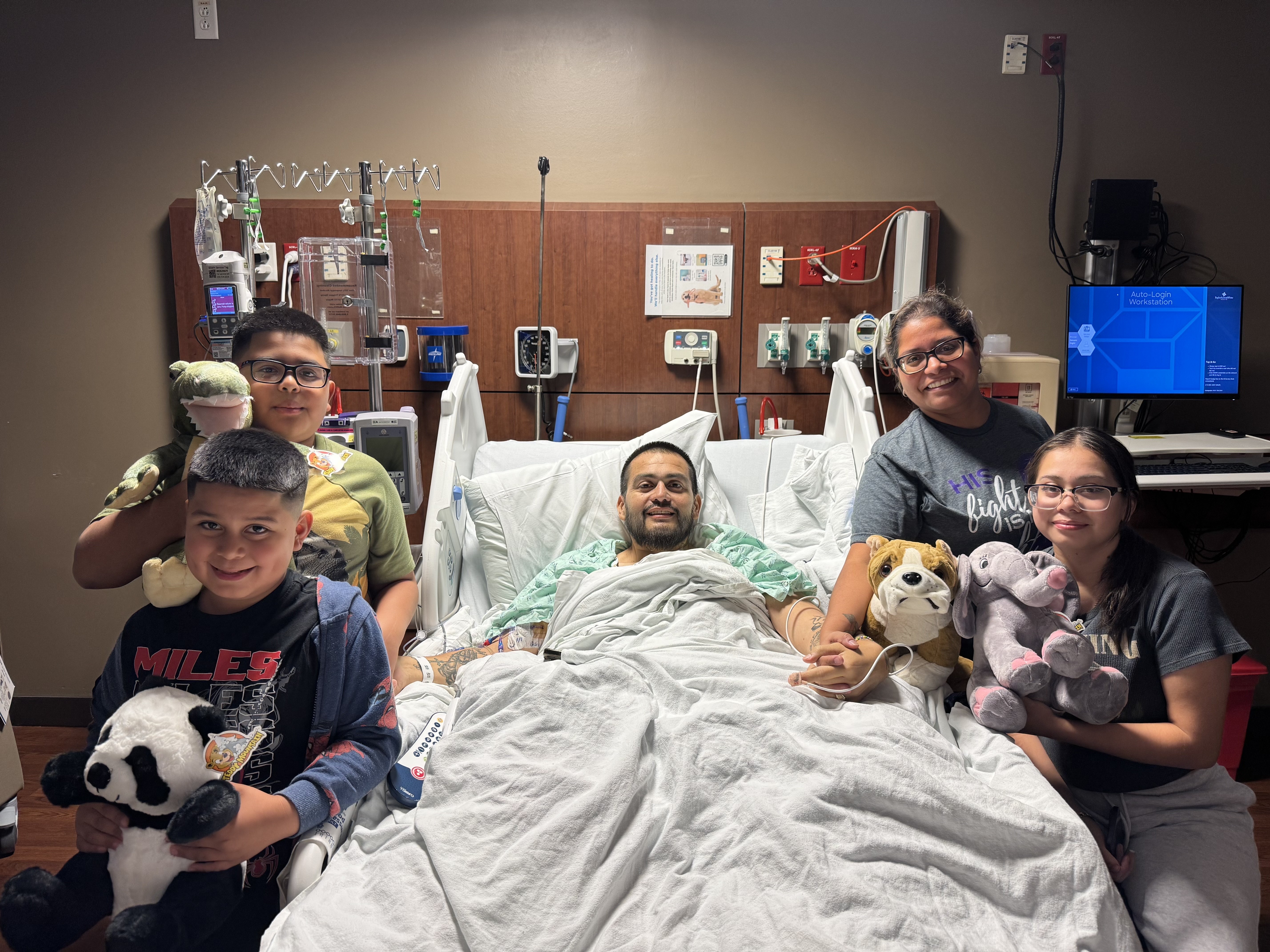 Ricardo Carmona and his family during his cancer battle campaign photo, 5 of 6