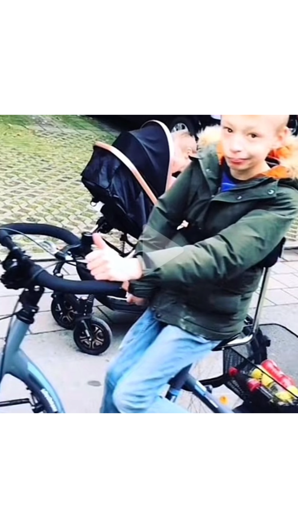 Ein neues behindertengerechtes Fahrrad für Lukas photo