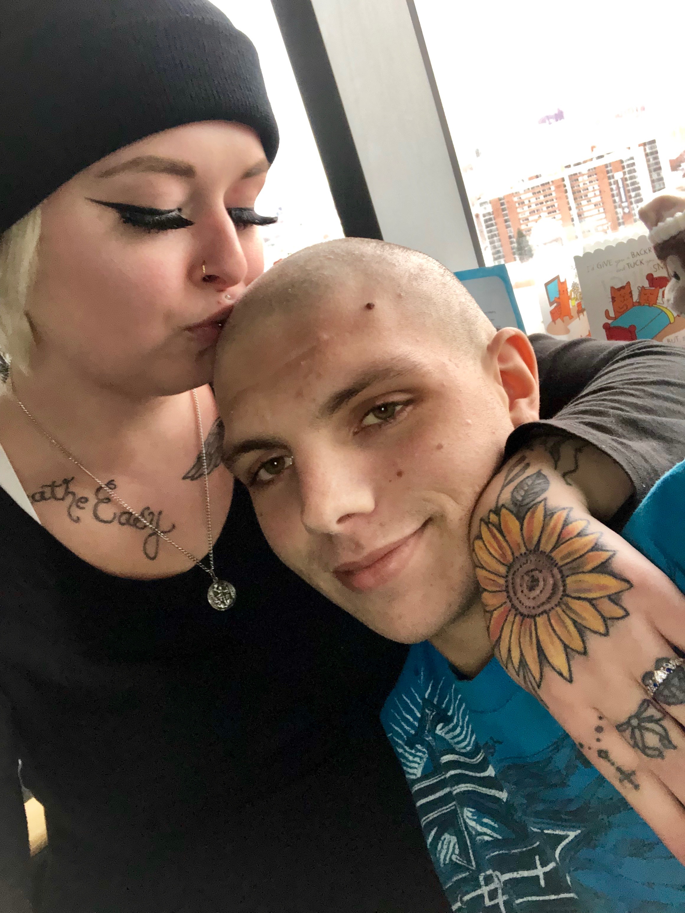 Foto van campagne 29 yr old cancer survivor desperately needs teeth, 2 van 8