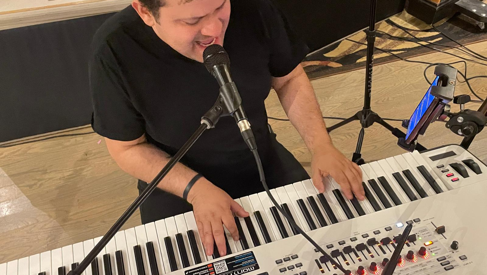 Álvaro André: Mi historia, mi música, mi fe photo