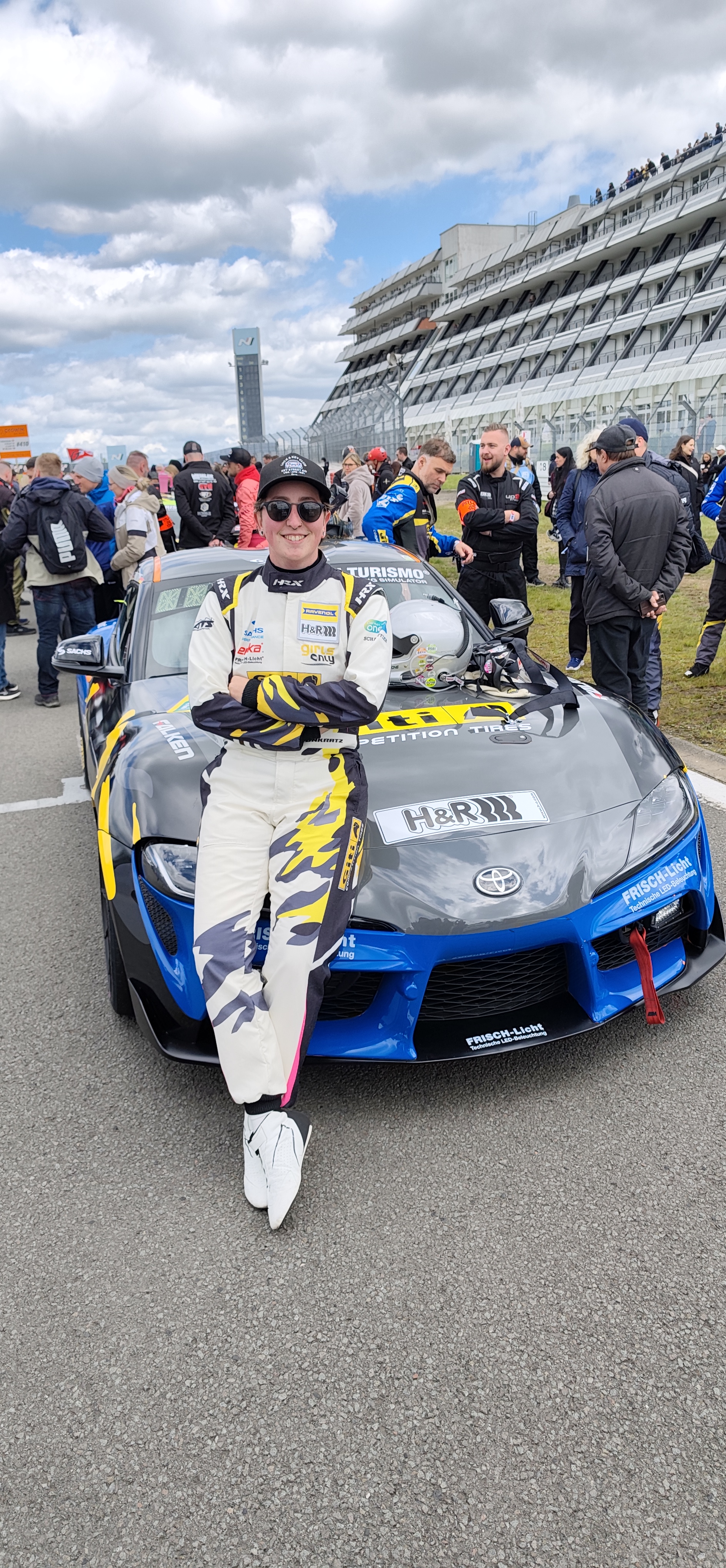 Motorsportlerin mit Vollgas zurück zum 24h Rennen campaign photo, 4 of 10
