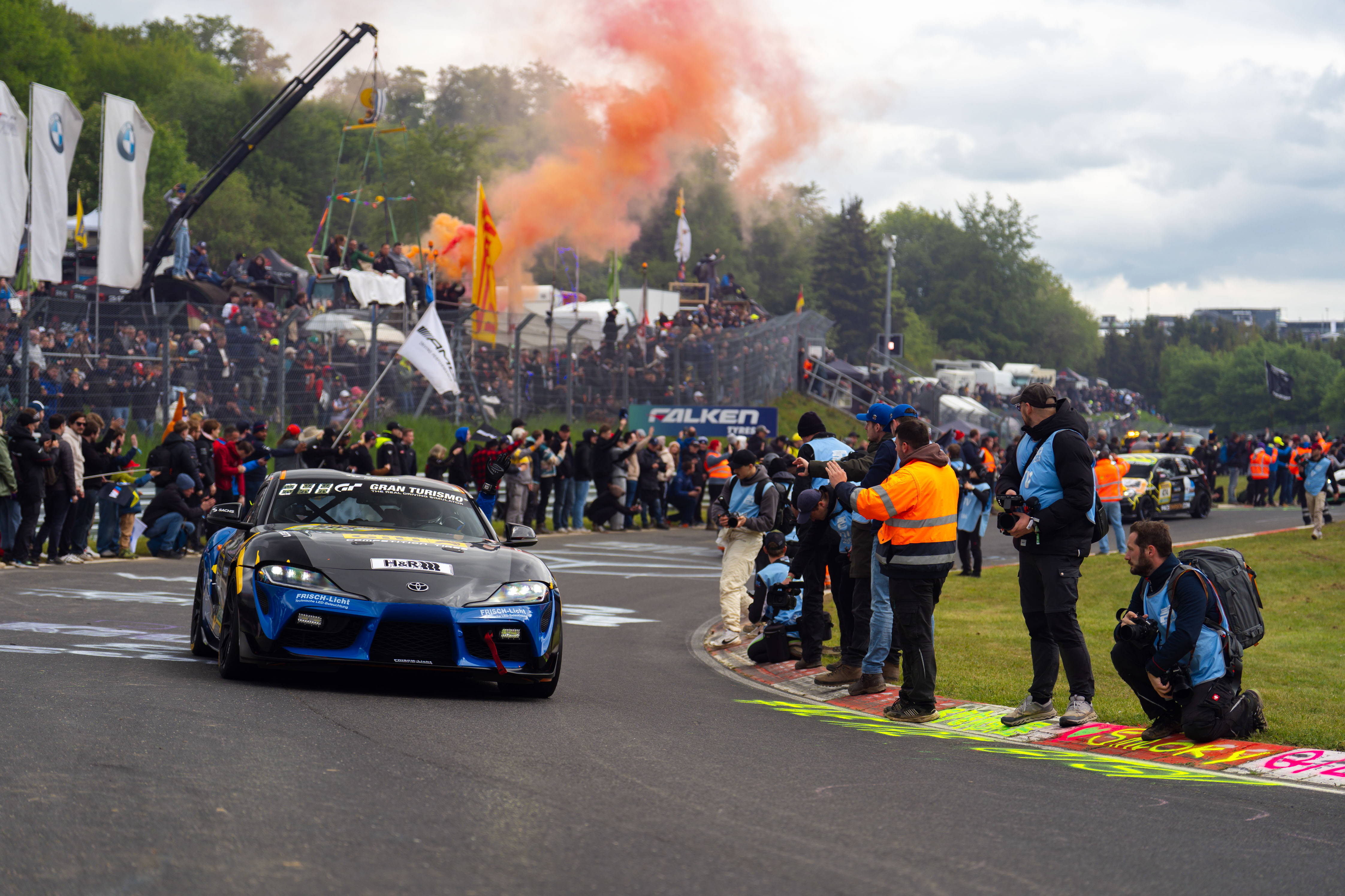 Motorsportlerin mit Vollgas zurück zum 24h Rennen campaign photo, 5 of 10