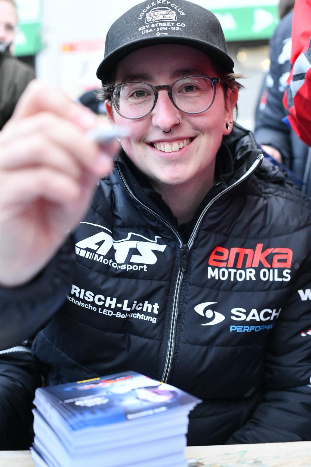 Motorsportlerin mit Vollgas zurück zum 24h Rennen campaign photo, 6 of 10