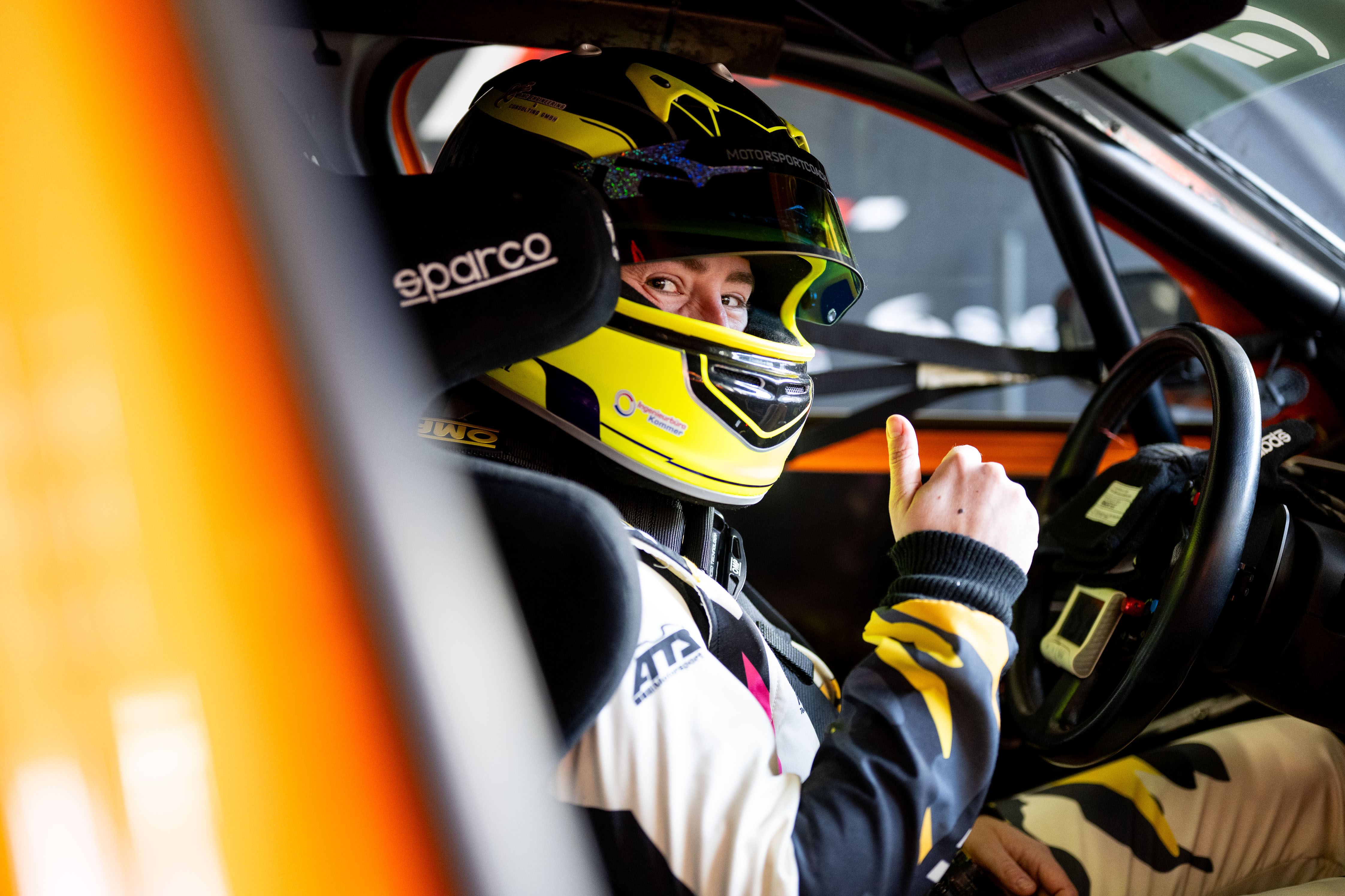 Motorsportlerin mit Vollgas zurück zum 24h Rennen campaign photo, 7 of 10