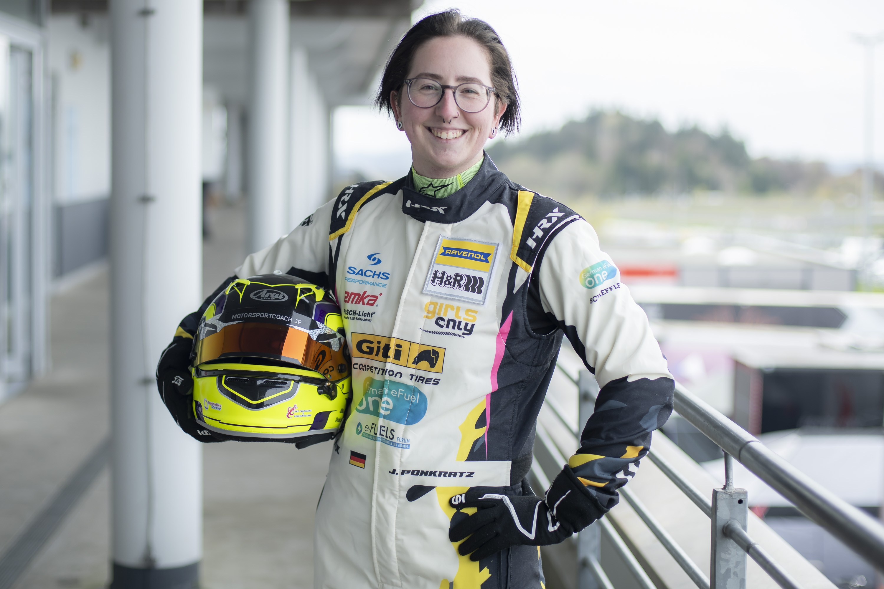 Motorsportlerin mit Vollgas zurück zum 24h Rennen campaign photo, 8 of 10